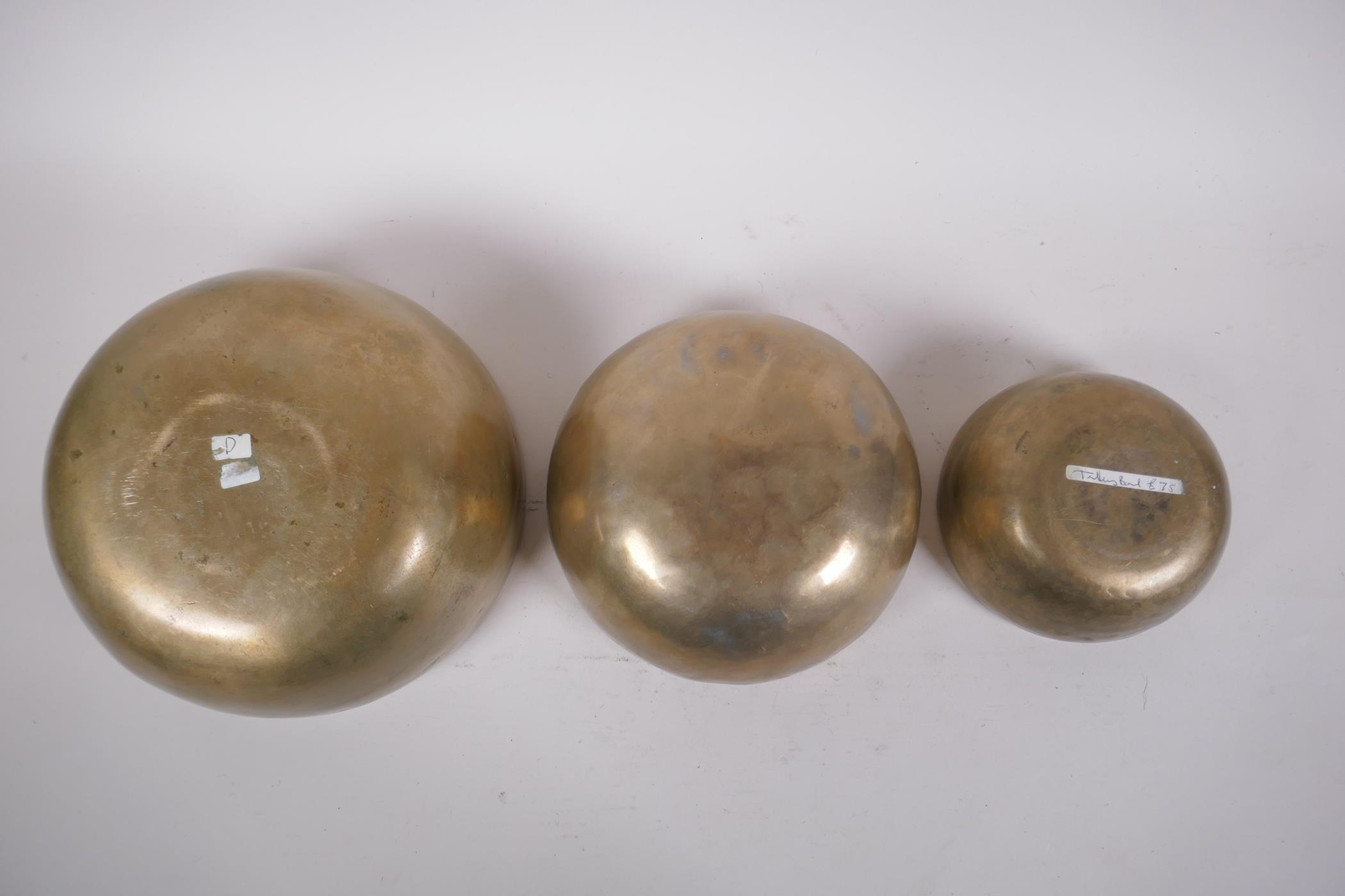 Three Tibetan graduated polished bronze singing bowls with hammered finish, and two wood hammers, - Image 5 of 5