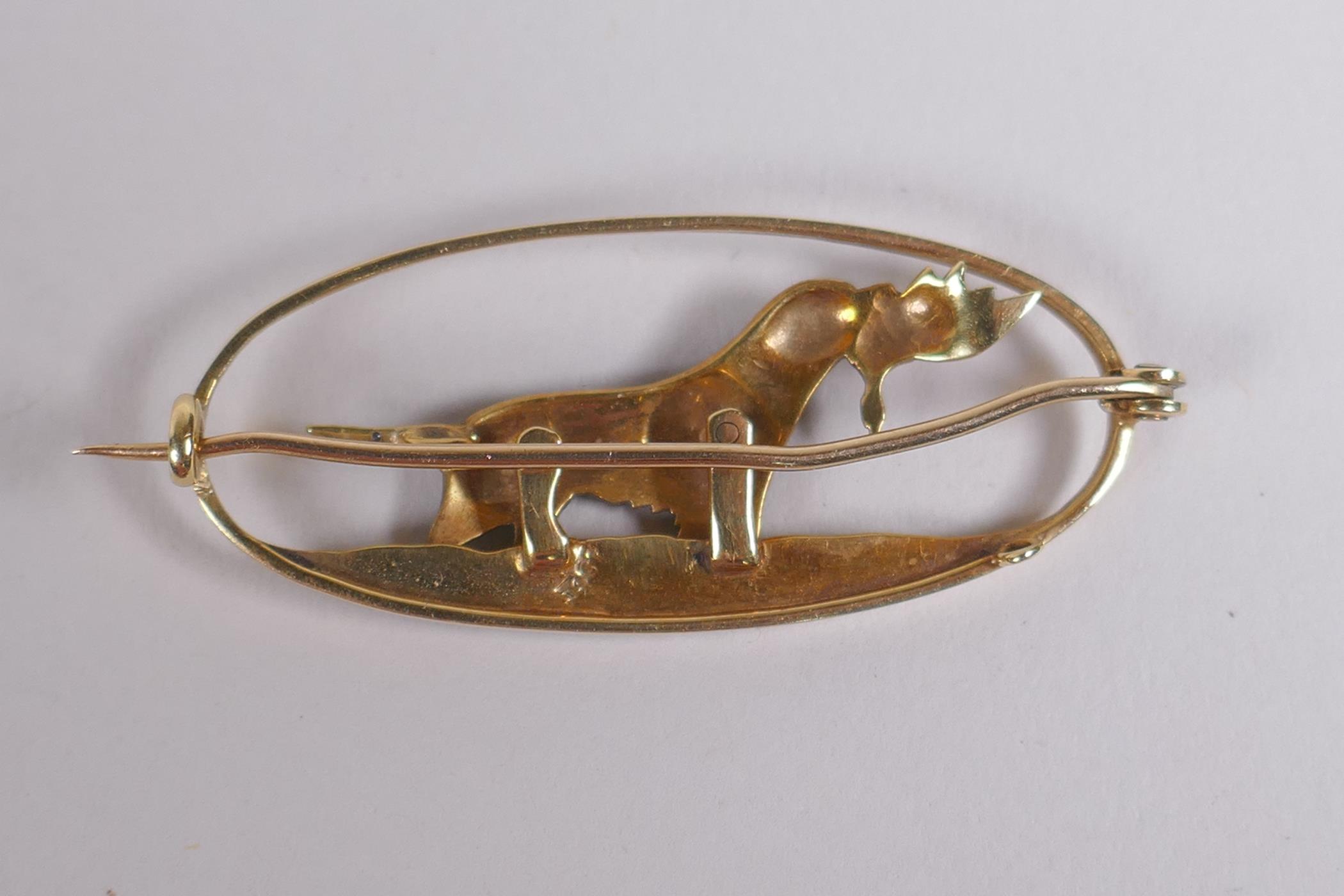 A 15ct yellow gold hunting brooch with overlaid enamel decoration of a gun dog carrying game, the - Image 2 of 3