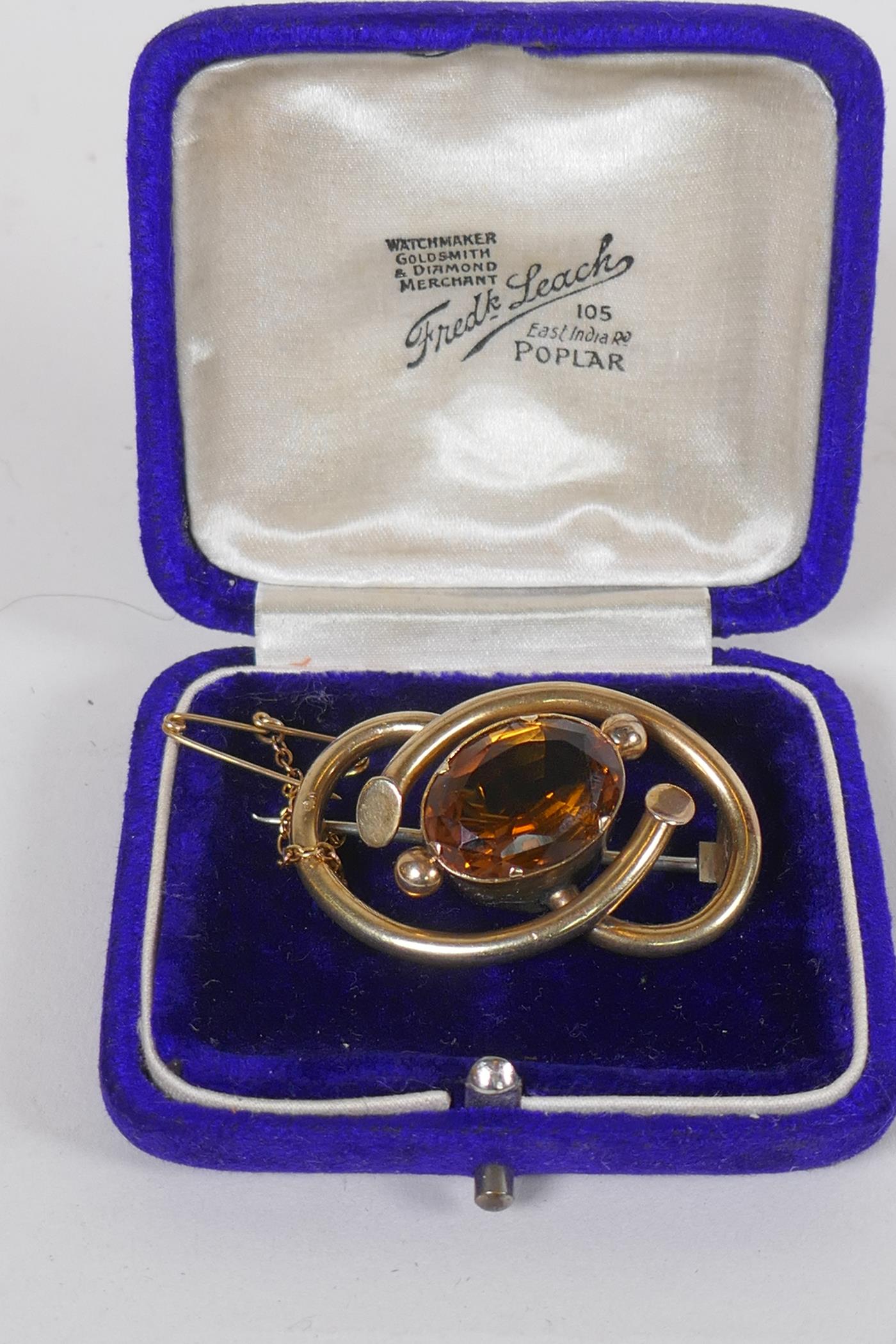 A yellow metal brooch set with a large amber coloured stone, citrine/amethyst, 11.6g - Image 3 of 3