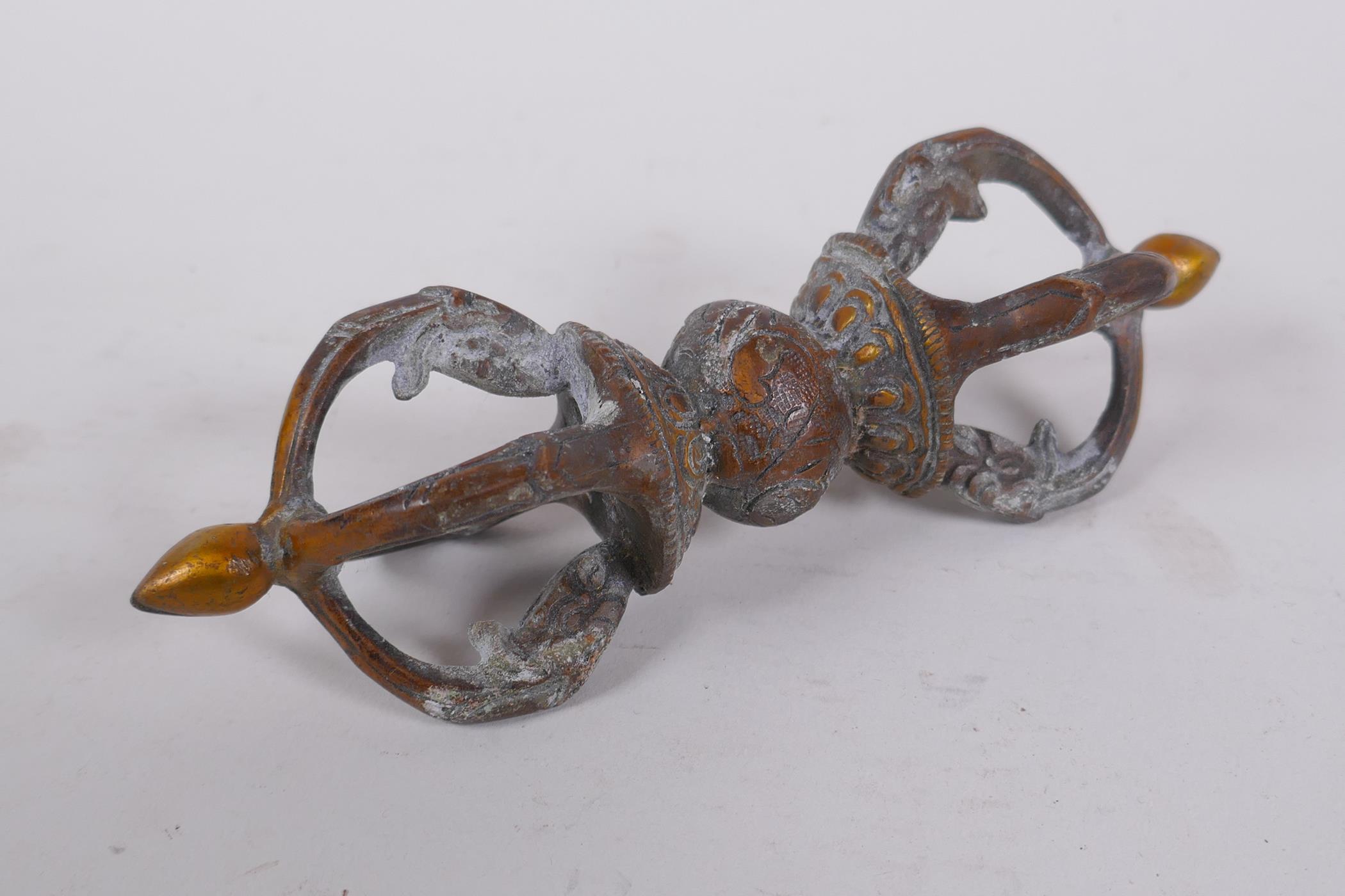 A Tibetan bronze double vajra, together with a larger vajra, 16cm long - Image 4 of 4