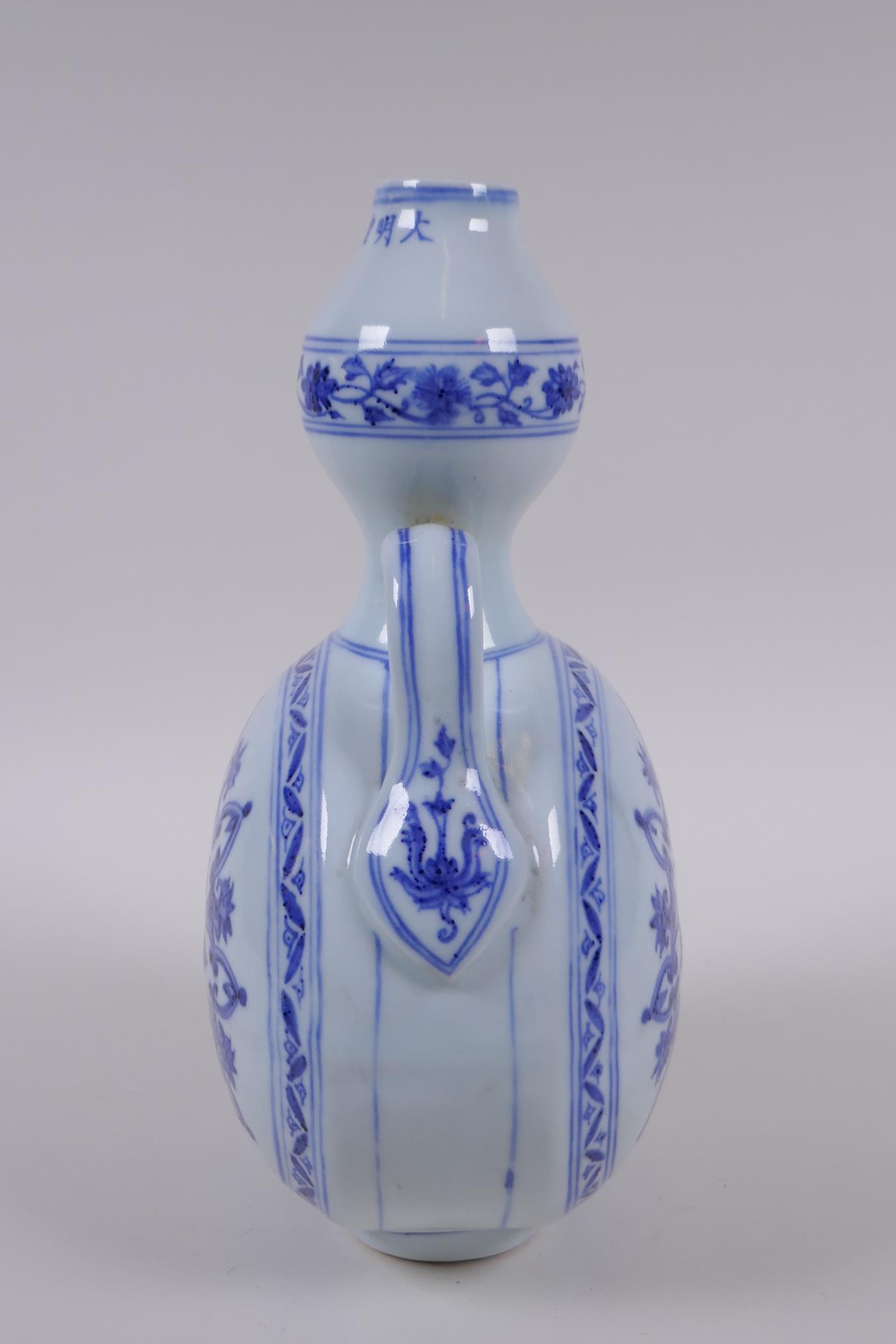 A blue and white porcelain garlic head shaped flask with two handles and Yin Yang decoration, - Image 4 of 6