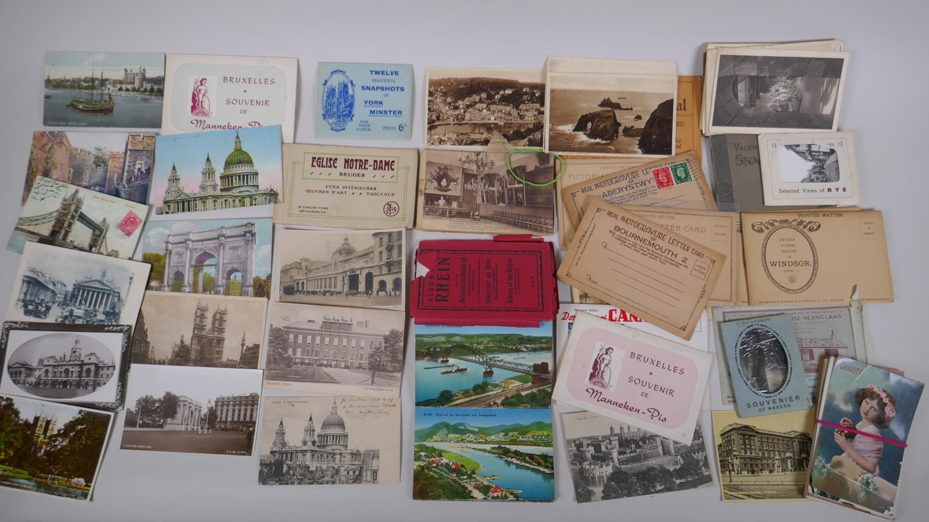 A large quantity of late C19th and C20th postcards and souvenir picture albums, including many