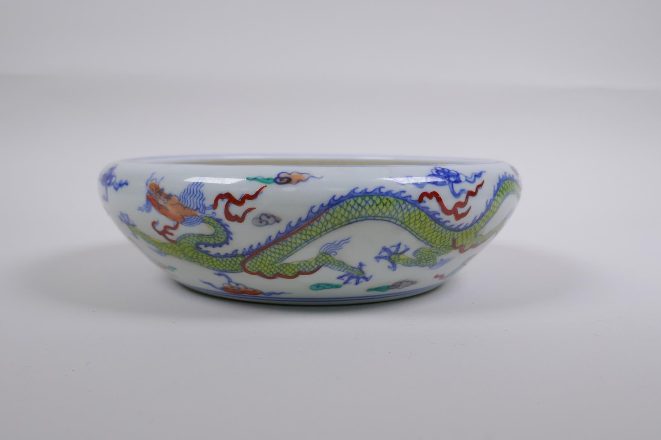A Chinese Doucai porcelain dish with rolled rim, decorated with dragons, Chenghua 6 character mark - Image 3 of 7