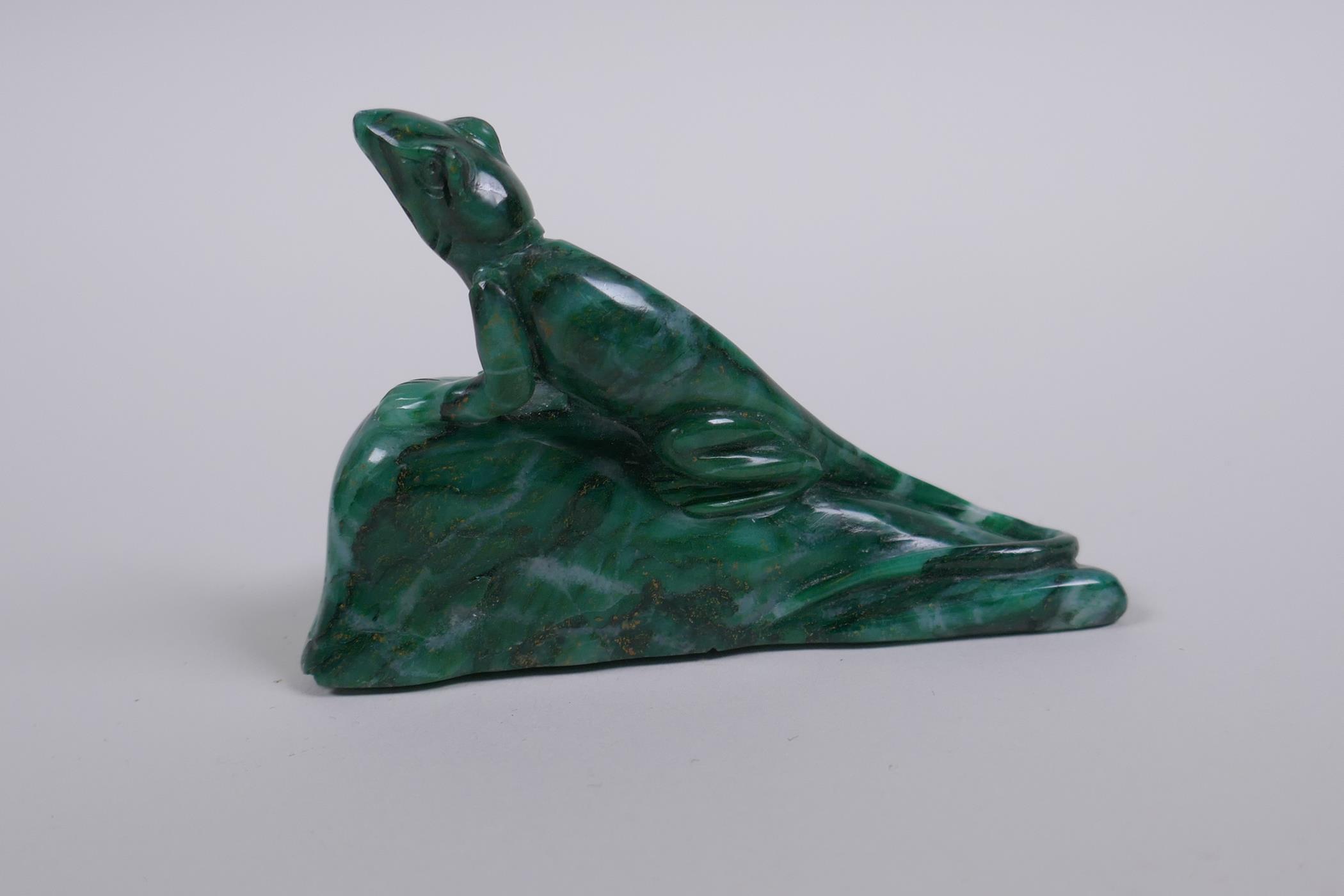 A Chinese marbled green hardstone carving of a lizard on a rock, 9cm long - Image 2 of 3