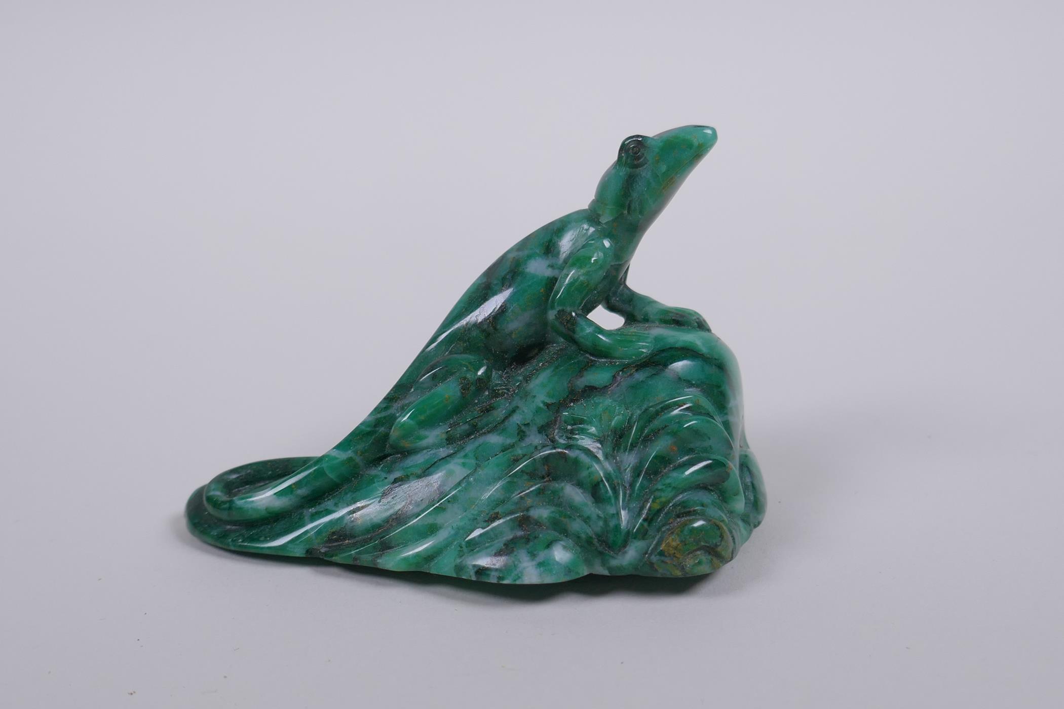 A Chinese marbled green hardstone carving of a lizard on a rock, 9cm long