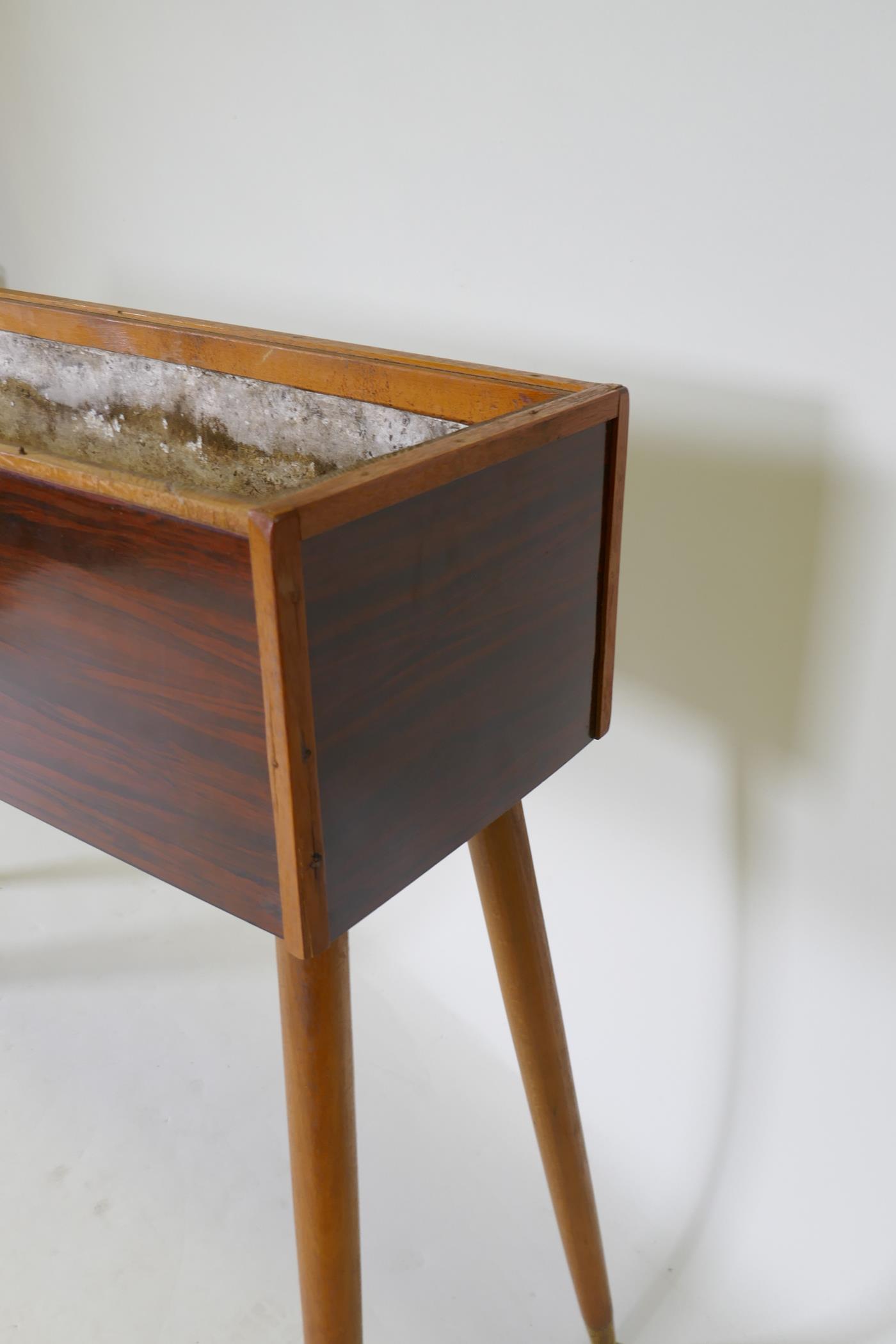 A mid-century planter with rosewood design, formica sides, pine lined with a metal liner, raised - Image 6 of 7