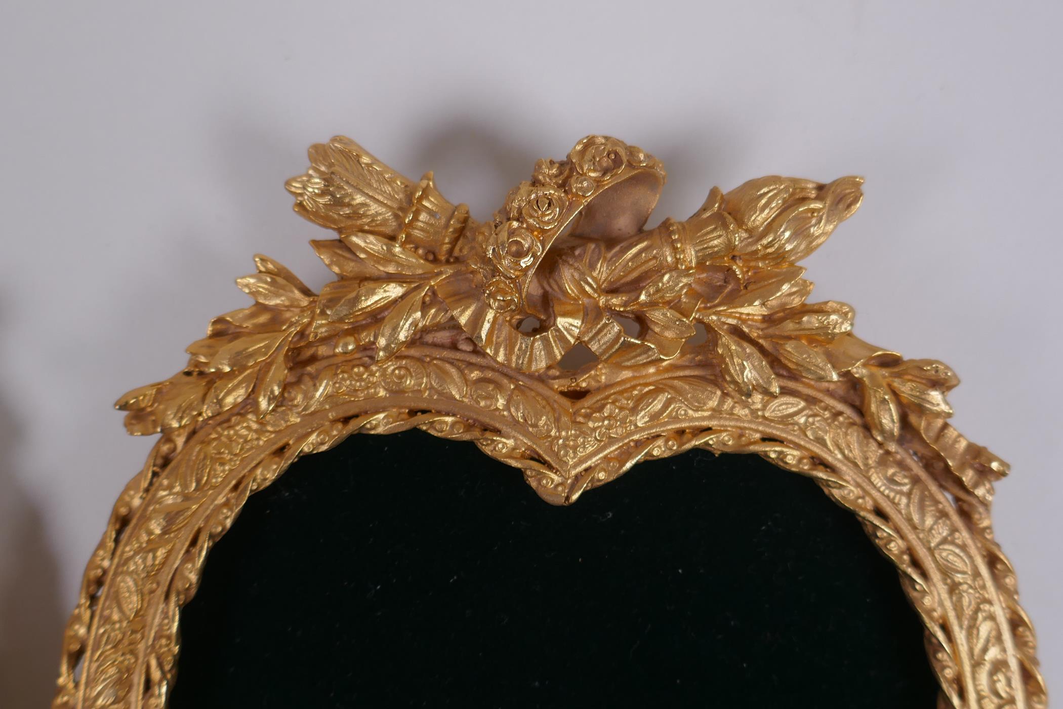 A pair of ormolu heart shaped photograph frames, 13 x 18cm - Image 3 of 4