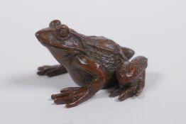 A Japanese style bronze okimono toad, mark to base, 4cm long