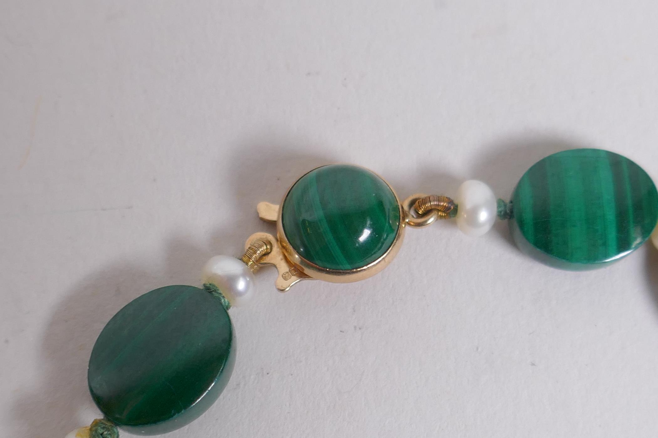 A malachite bead and seed pearl necklace with a 9ct gold clasp, 33cm long - Image 5 of 6