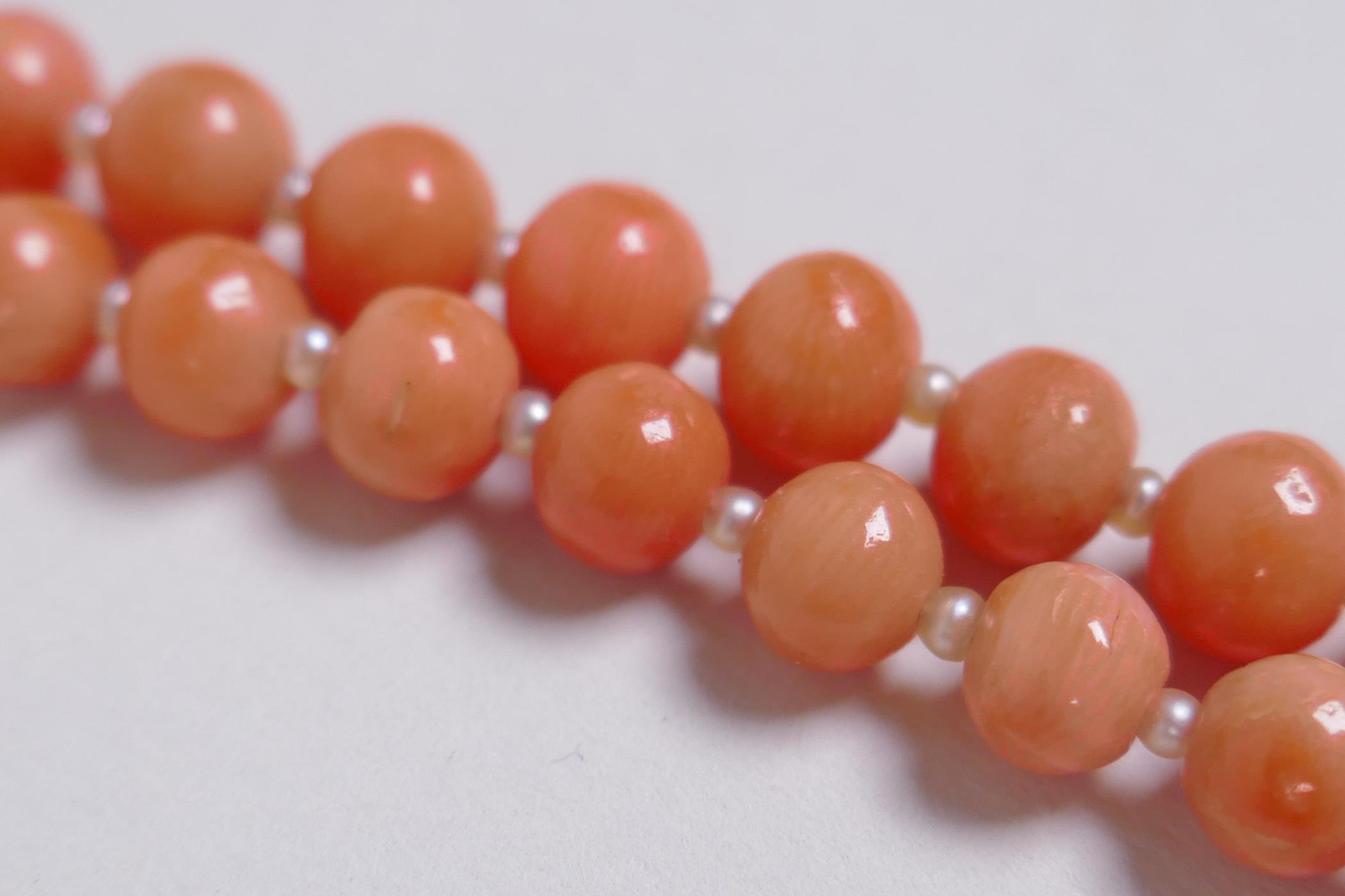 An antique coral and seed pearl beaded necklace with a yellow metal clasp, 148cm long - Image 4 of 6