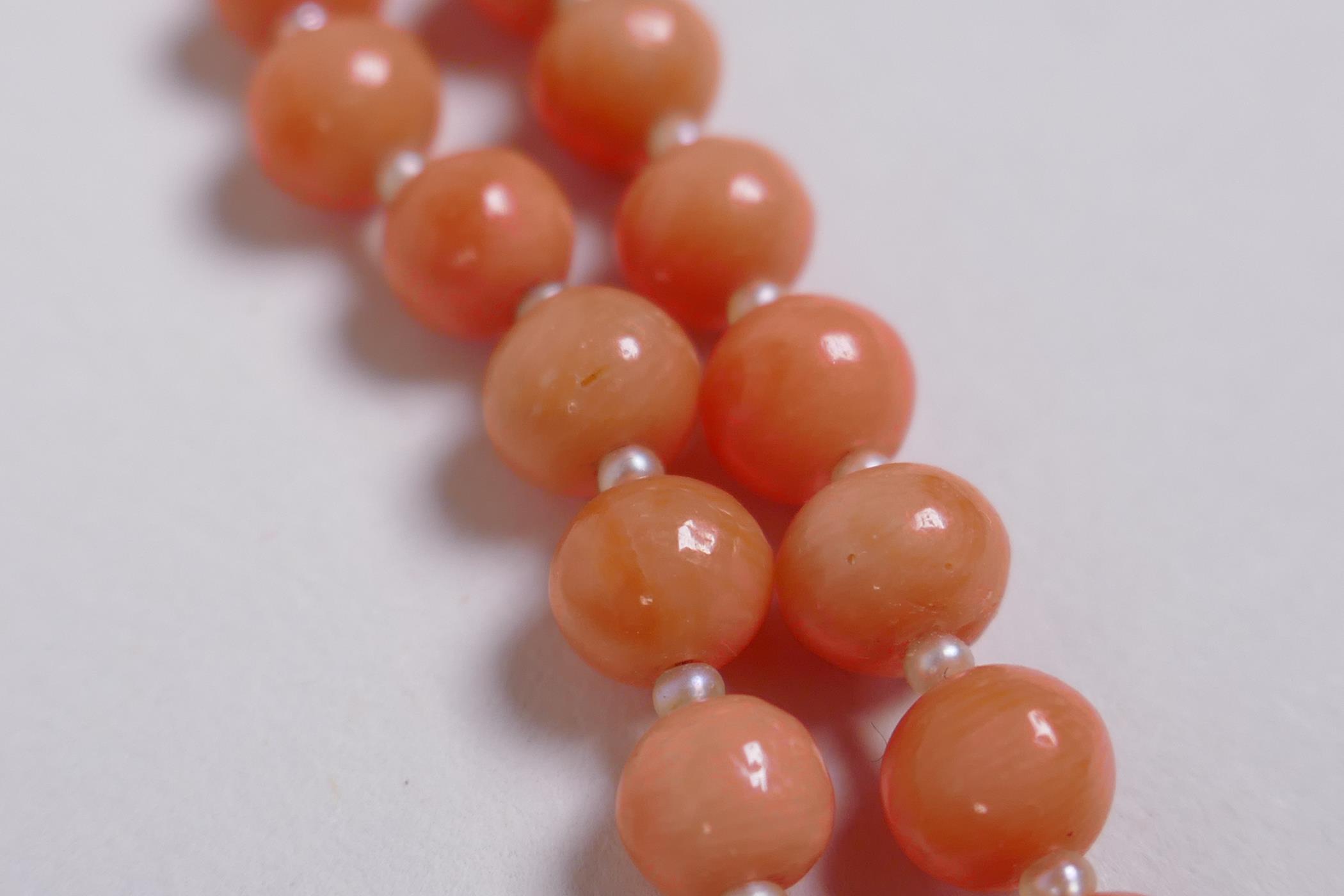 An antique coral and seed pearl beaded necklace with a yellow metal clasp, 148cm long - Image 3 of 6