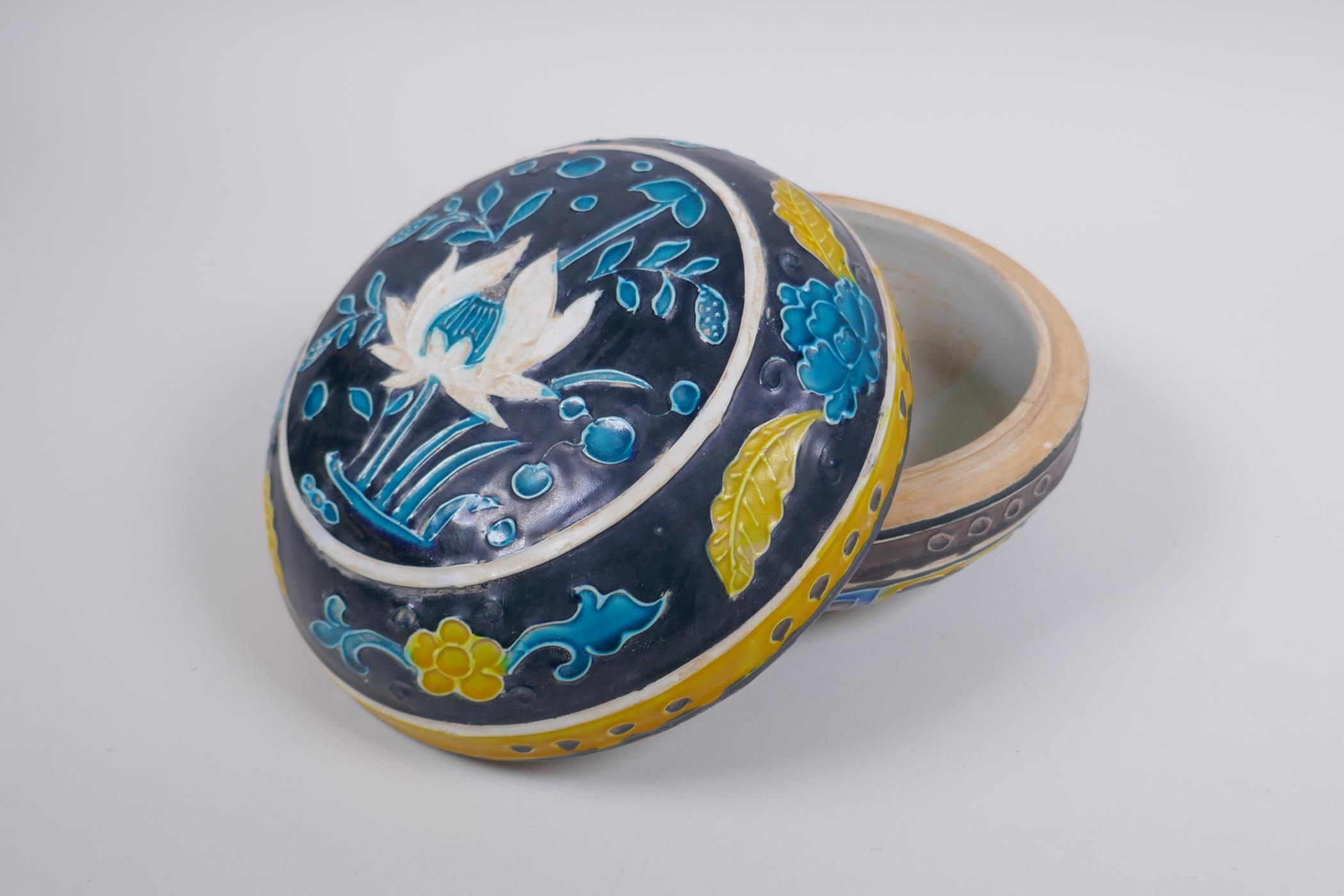 A Chinese fahua porcelain box and cover with lotus flower decoration, 18cm diameter - Image 4 of 6