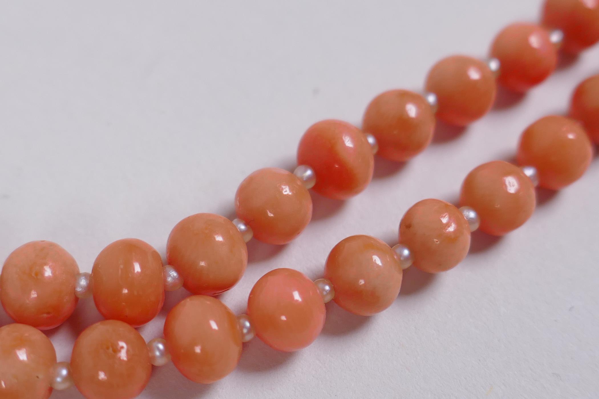 An antique coral and seed pearl beaded necklace with a yellow metal clasp, 148cm long - Image 2 of 6