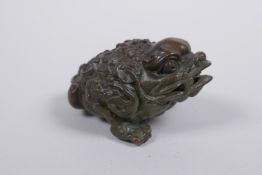 A Chinese bronze chan chu, 7cm long