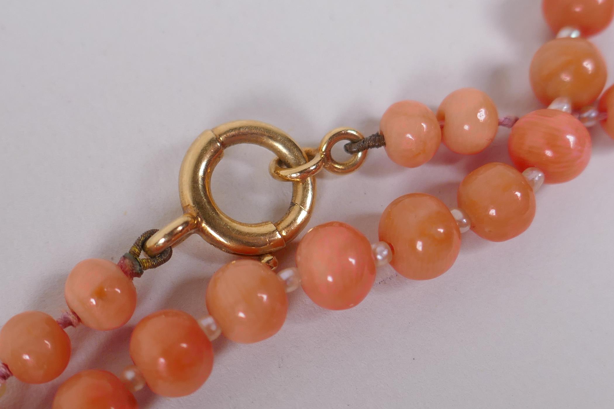 An antique coral and seed pearl beaded necklace with a yellow metal clasp, 148cm long - Image 5 of 6