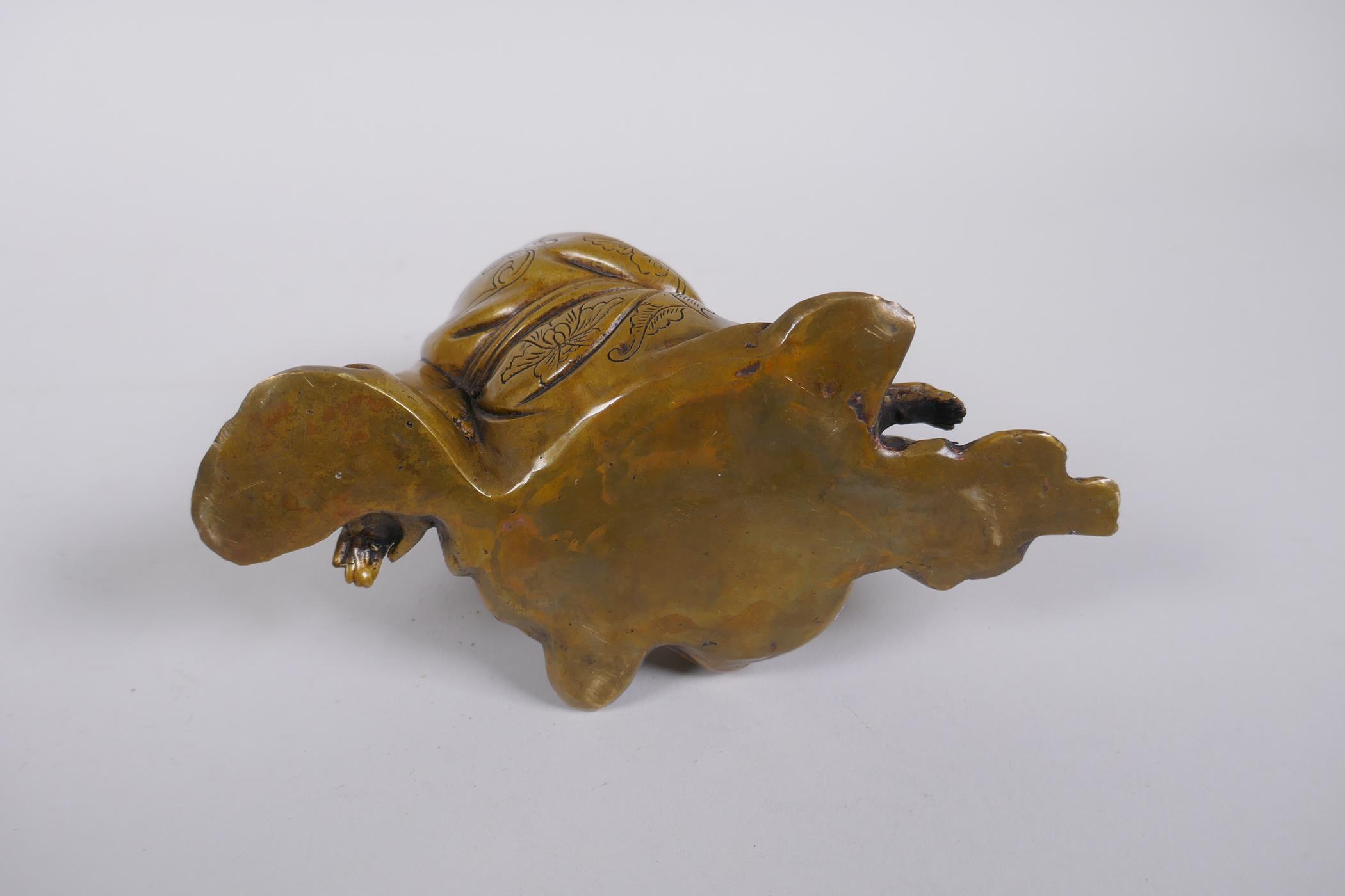 A Chinese filled bronze figure of Lo-han, 18cm long - Image 4 of 4