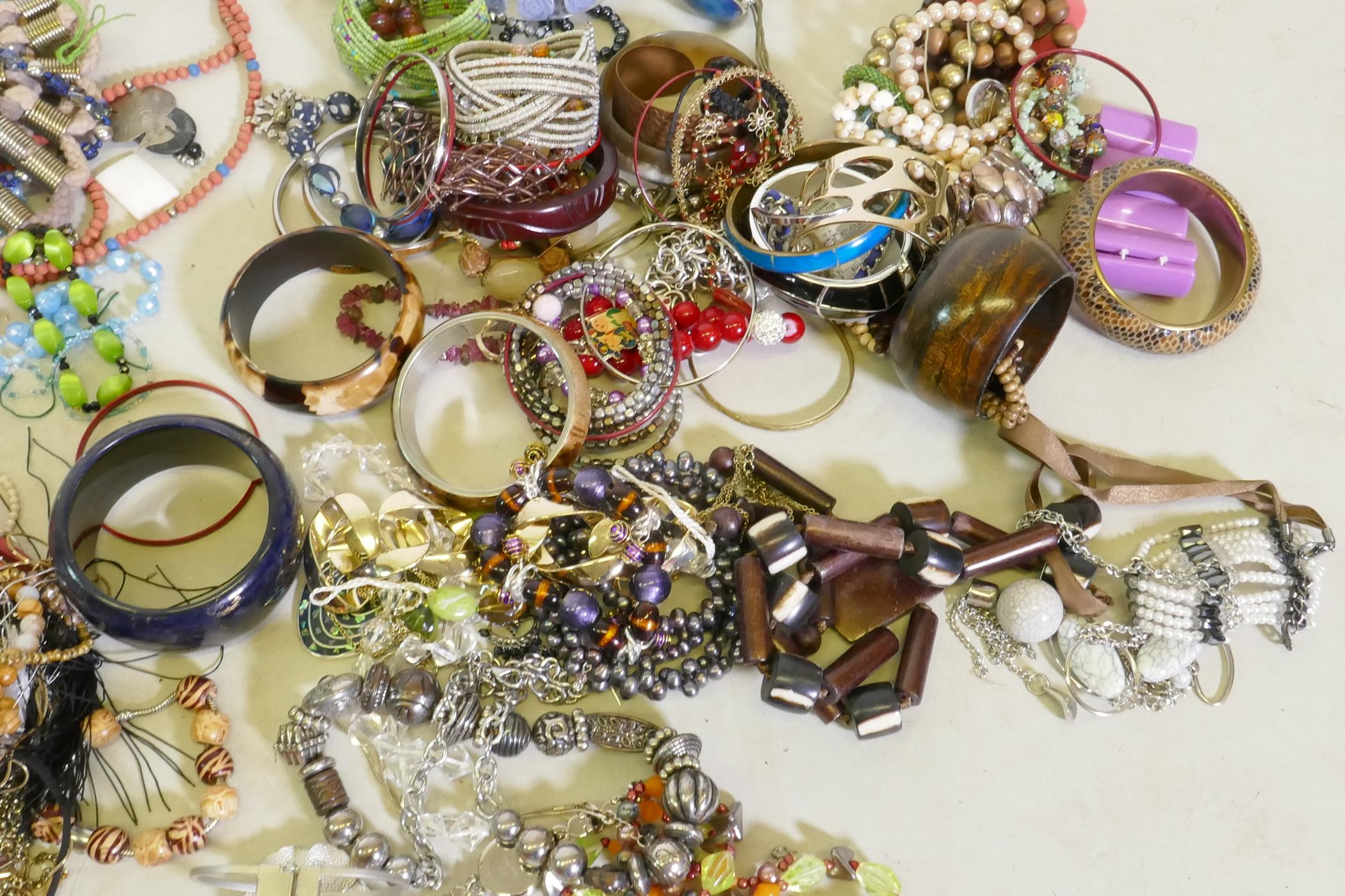 A quantity of costume jewellery - Image 3 of 5
