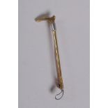 A 15ct gold and white metal riding crop brooch, 3g gross, 5cm