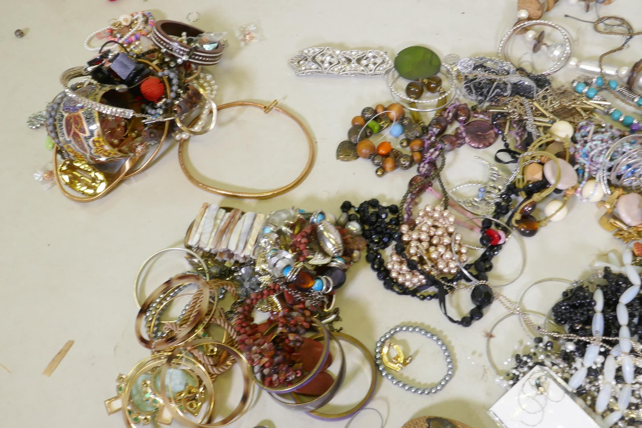 A quantity of costume jewellery - Image 4 of 5