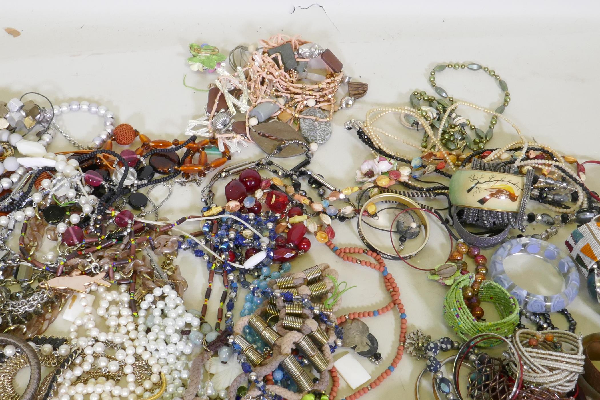 A quantity of costume jewellery - Image 5 of 5