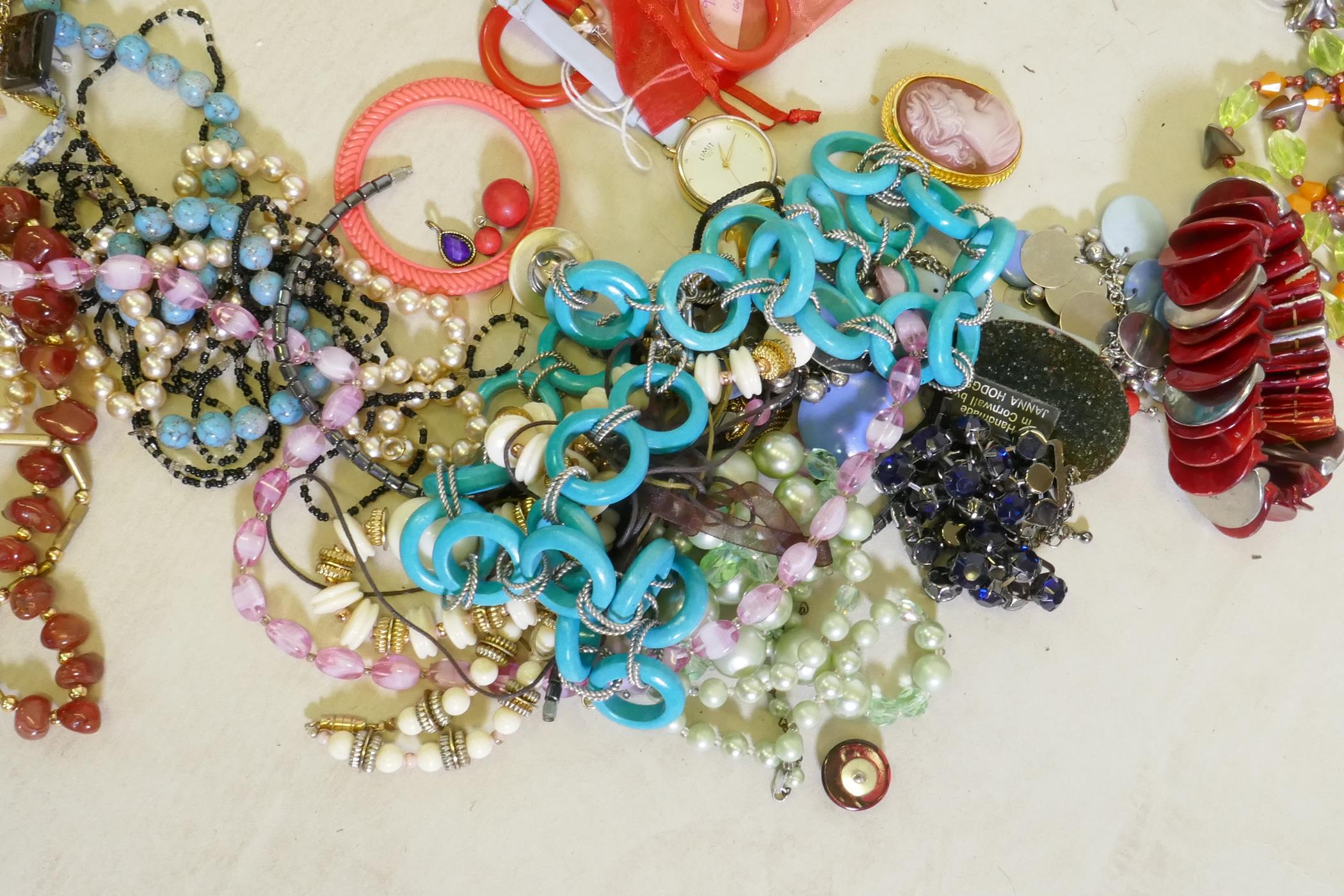 A quantity of costume jewellery - Image 2 of 5