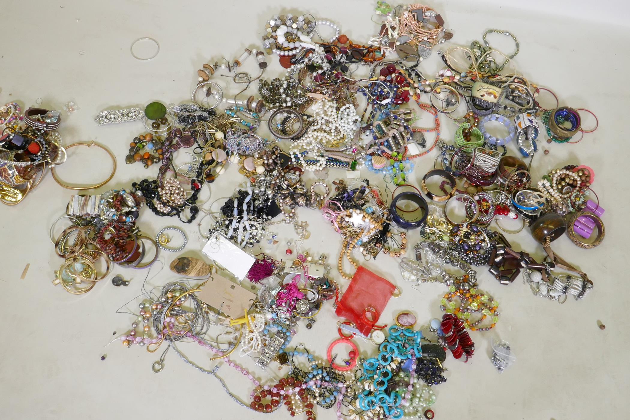 A quantity of costume jewellery