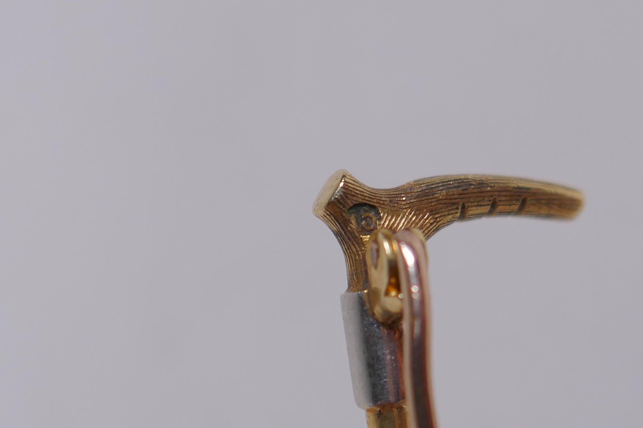 A 15ct gold and white metal riding crop brooch, 3g gross, 5cm - Image 3 of 3