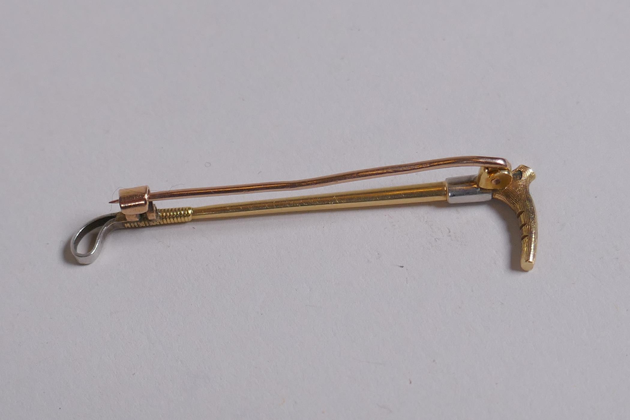 A 15ct gold and white metal riding crop brooch, 3g gross, 5cm - Image 2 of 3