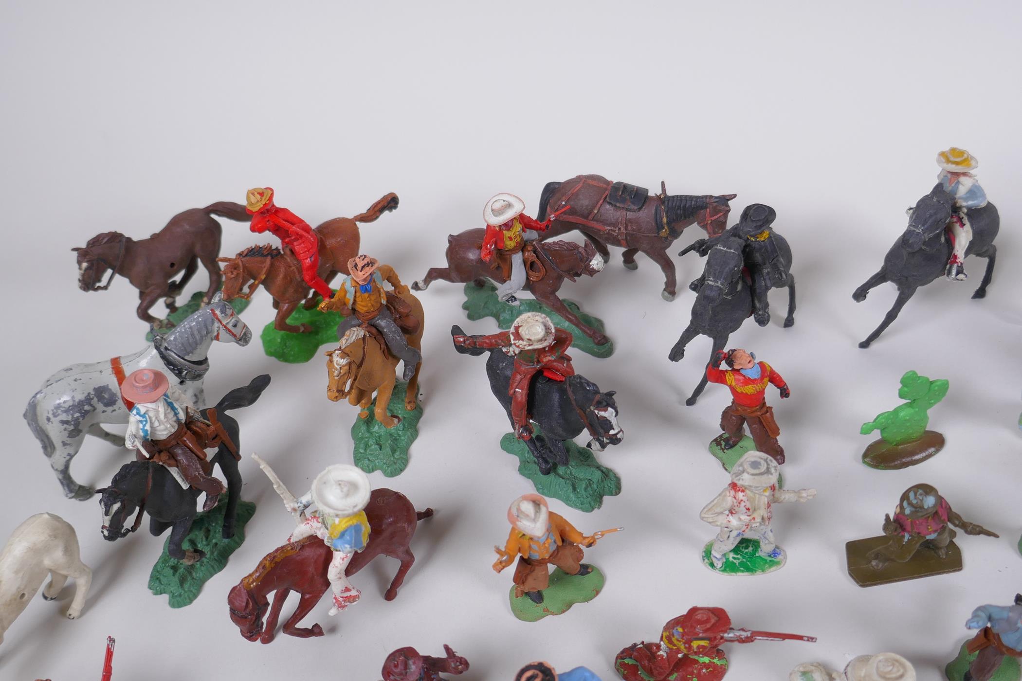 A large quantity of vintage plastic and metal 'cowboy and Indian' toy figures, various makers - Image 7 of 8