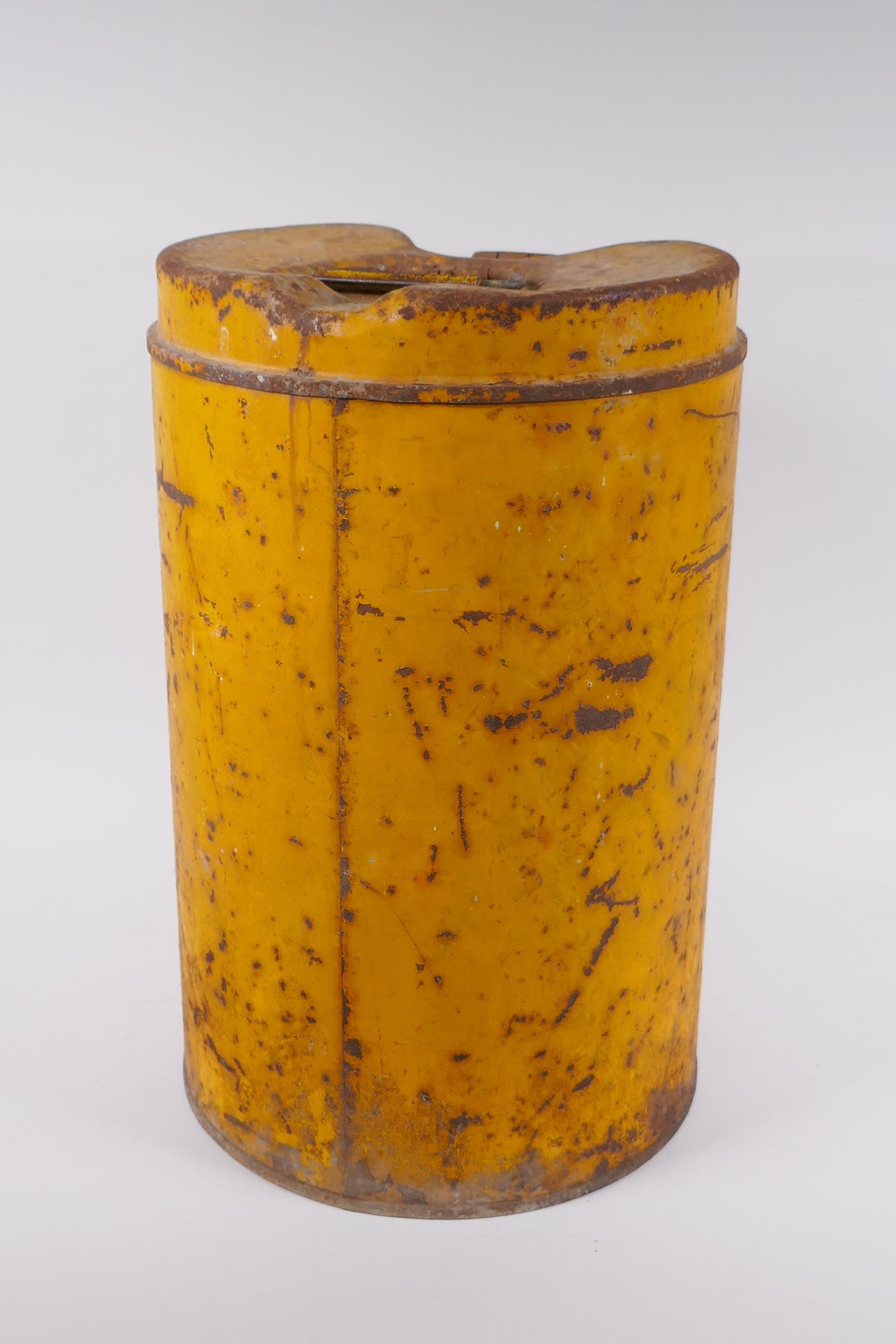 A vintage Shell Rotella Oil 40 1 gallon can, 44cm high x 28cm diameter - Image 3 of 3