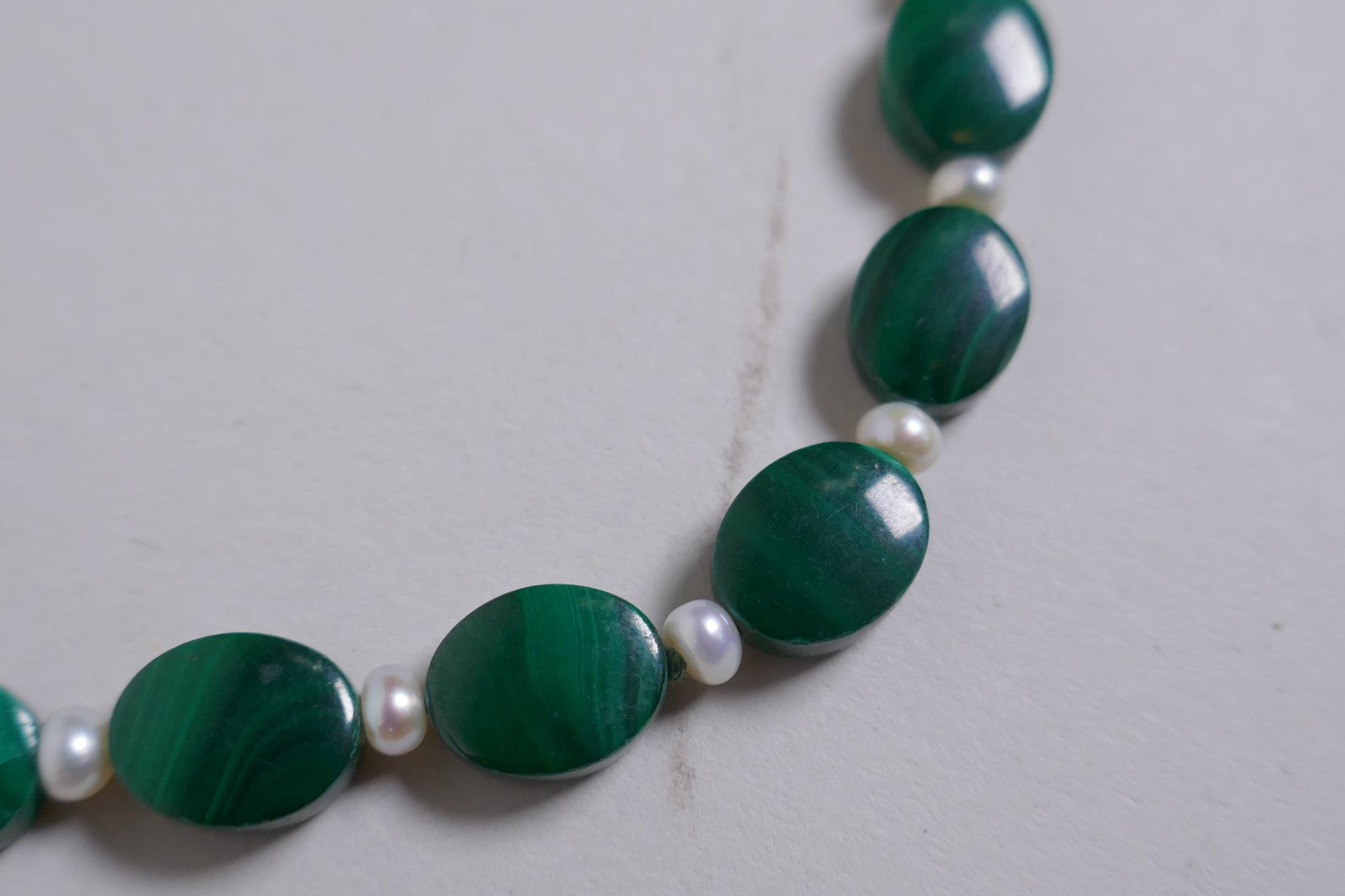 A malachite bead and seed pearl necklace with a 9ct gold clasp, 33cm long - Image 2 of 6