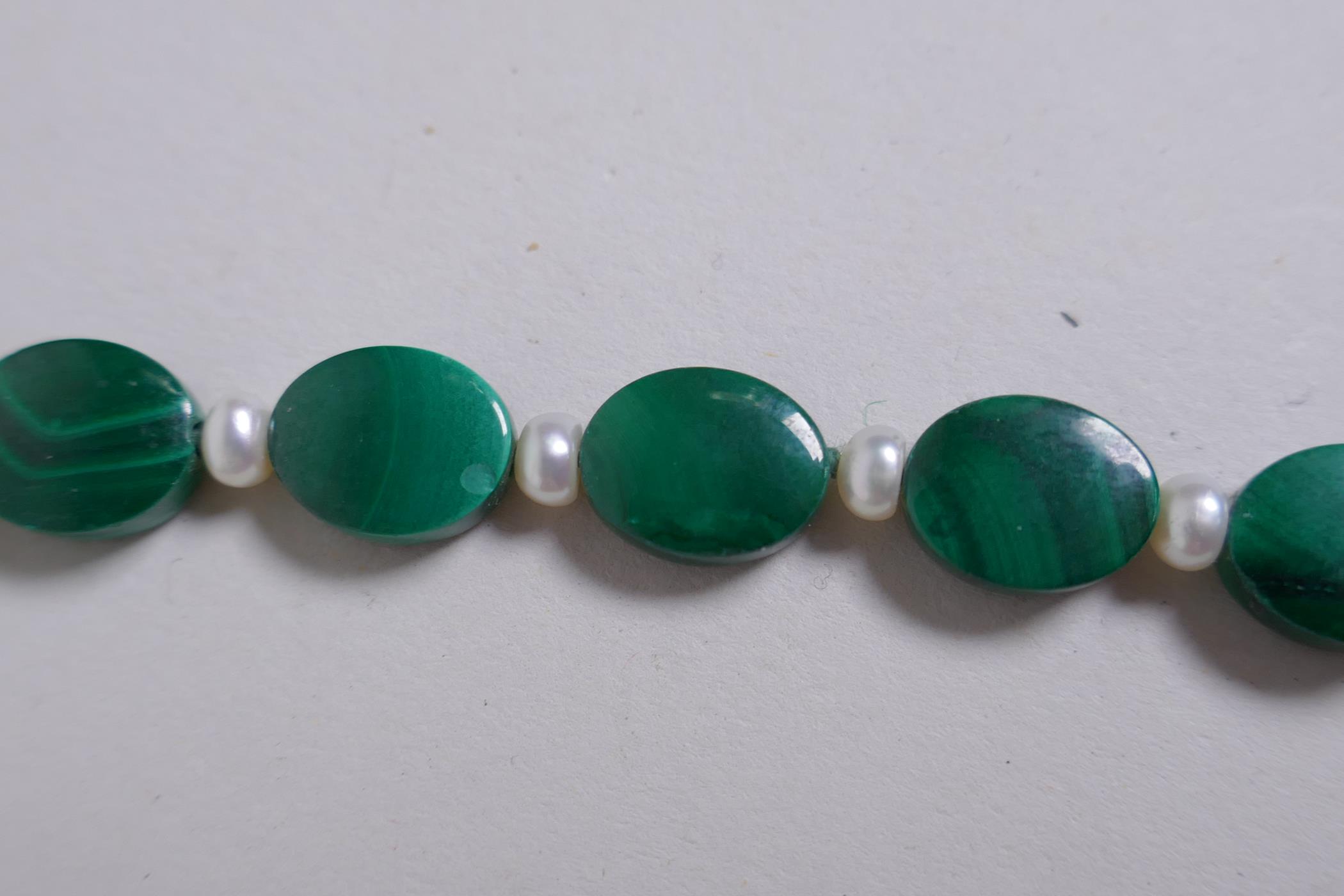 A malachite bead and seed pearl necklace with a 9ct gold clasp, 33cm long - Image 3 of 6