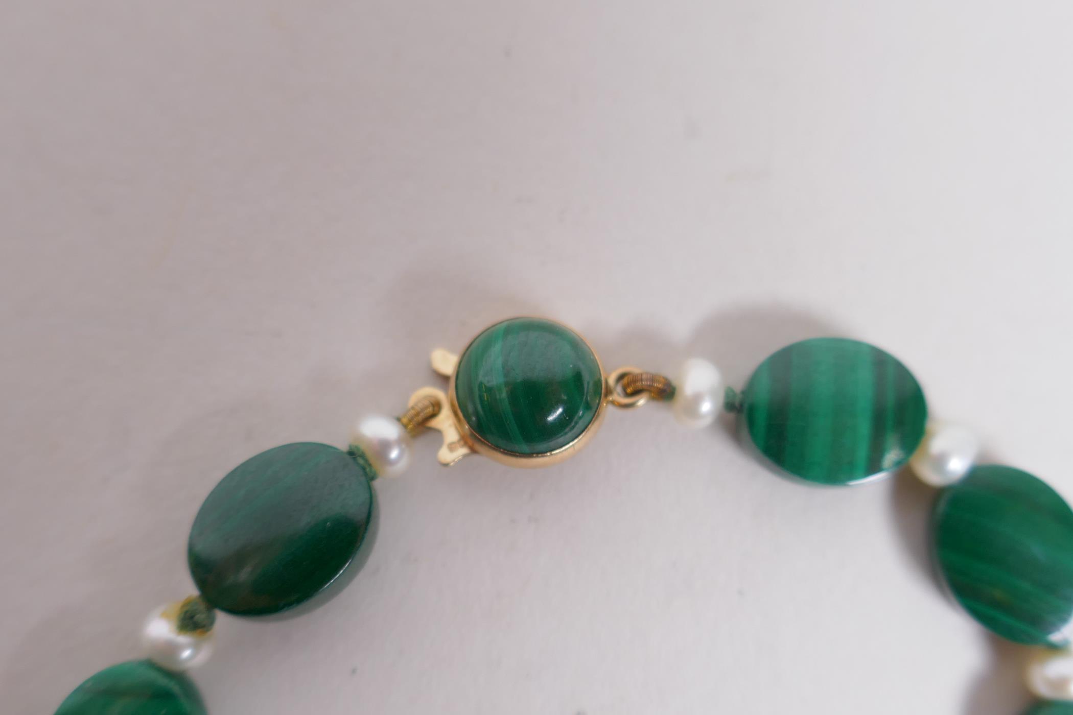 A malachite bead and seed pearl necklace with a 9ct gold clasp, 33cm long - Image 4 of 6