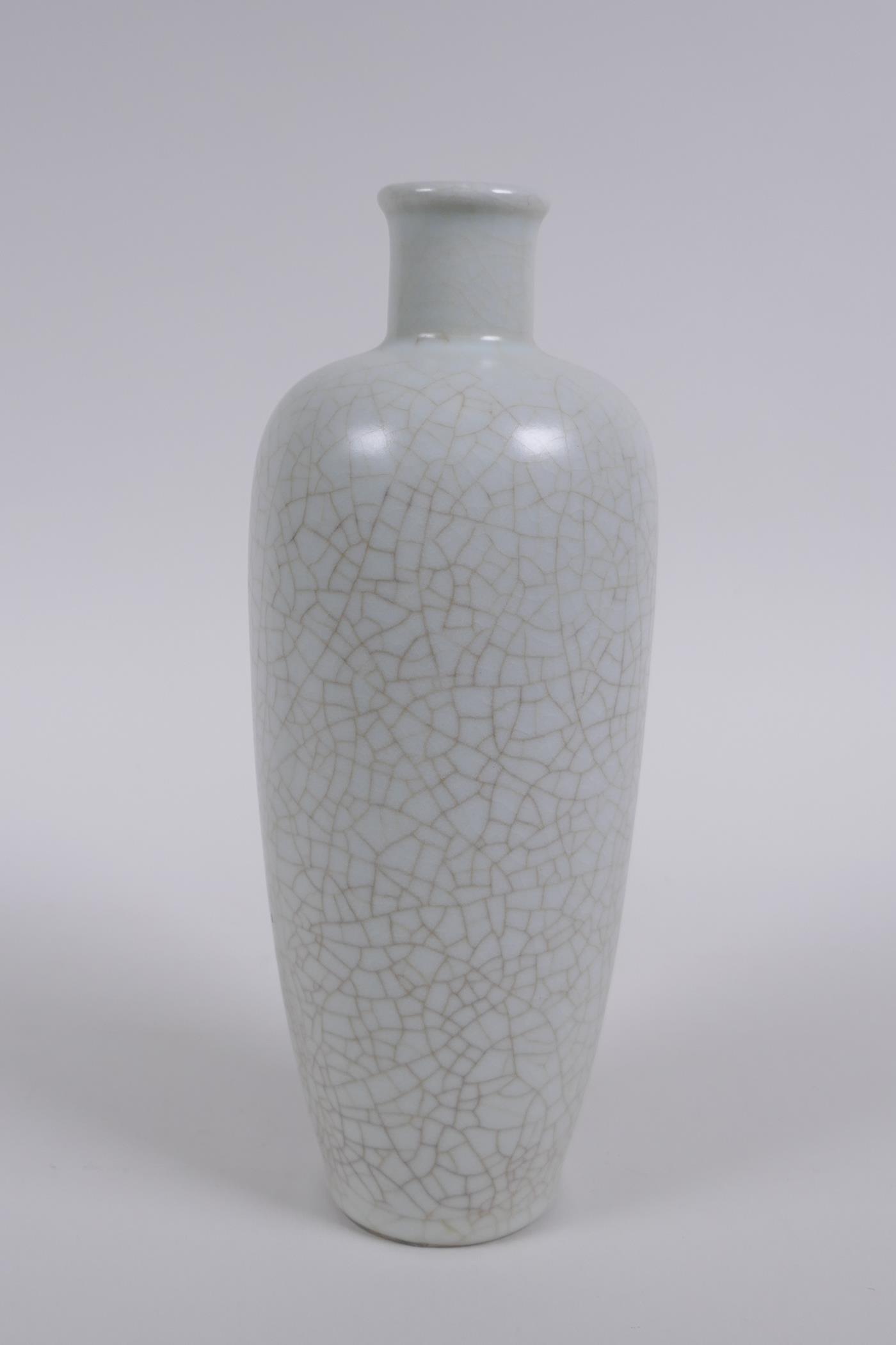 A Chinese crackleglaze porcelain vase, 22cm high