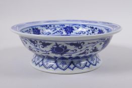 A Chinese blue and white porcelain footed bowl decorated with dragons and lotus flowers, 21cm