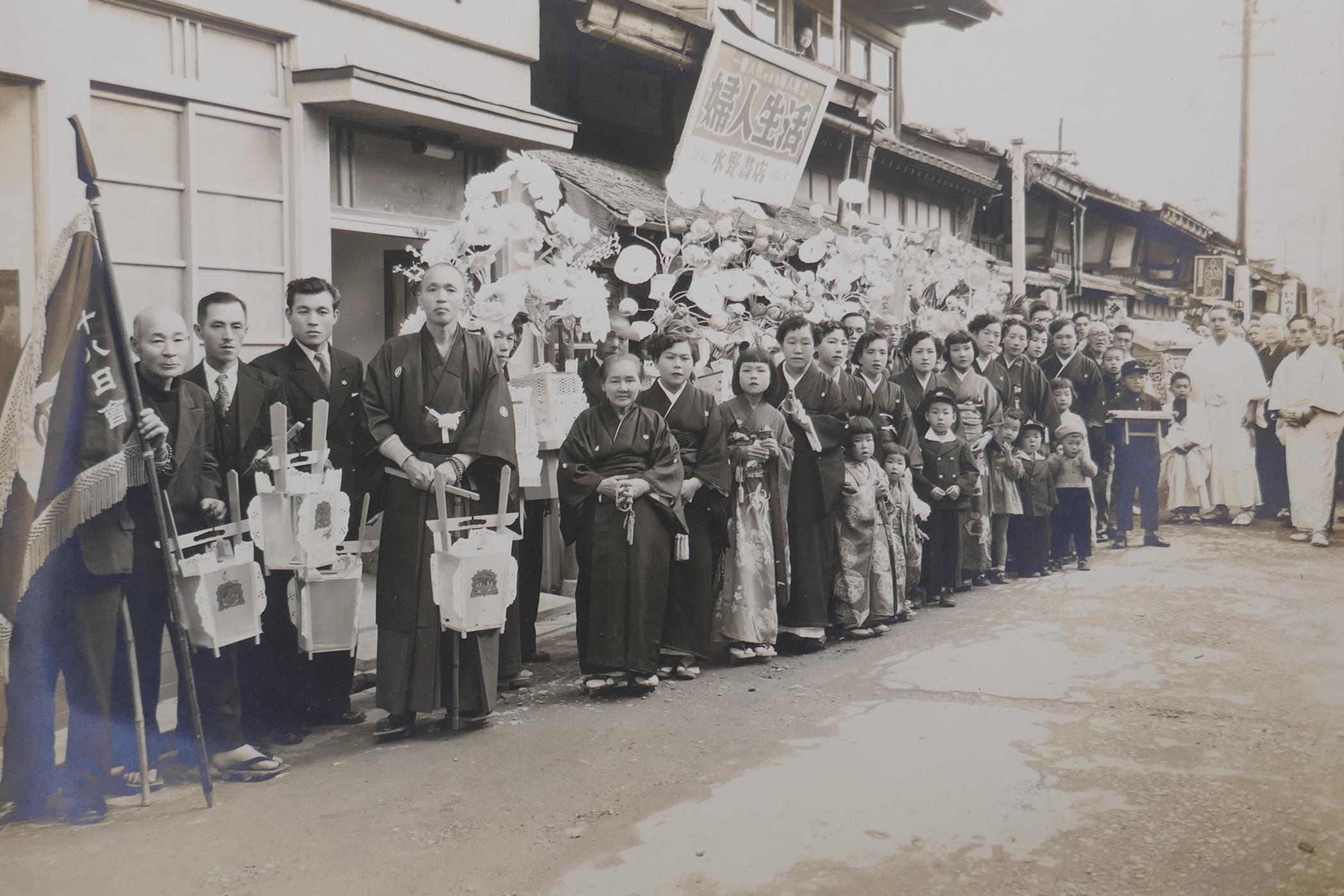 A collection of early C20th Japanese photographs of socio-historic interest - Image 4 of 8