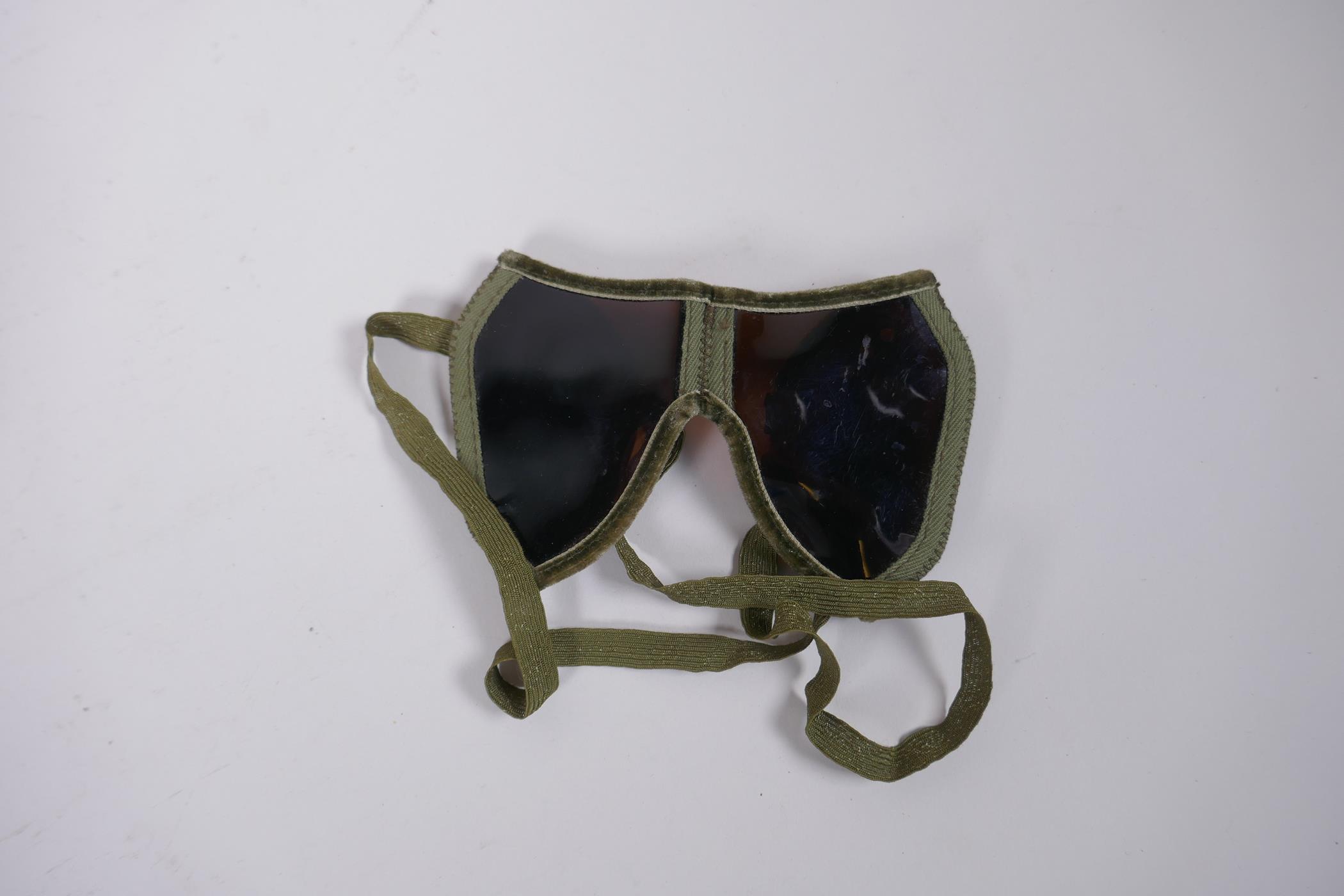 A vintage leather motoring/aviator's cap and a pair of period goggles - Image 4 of 4