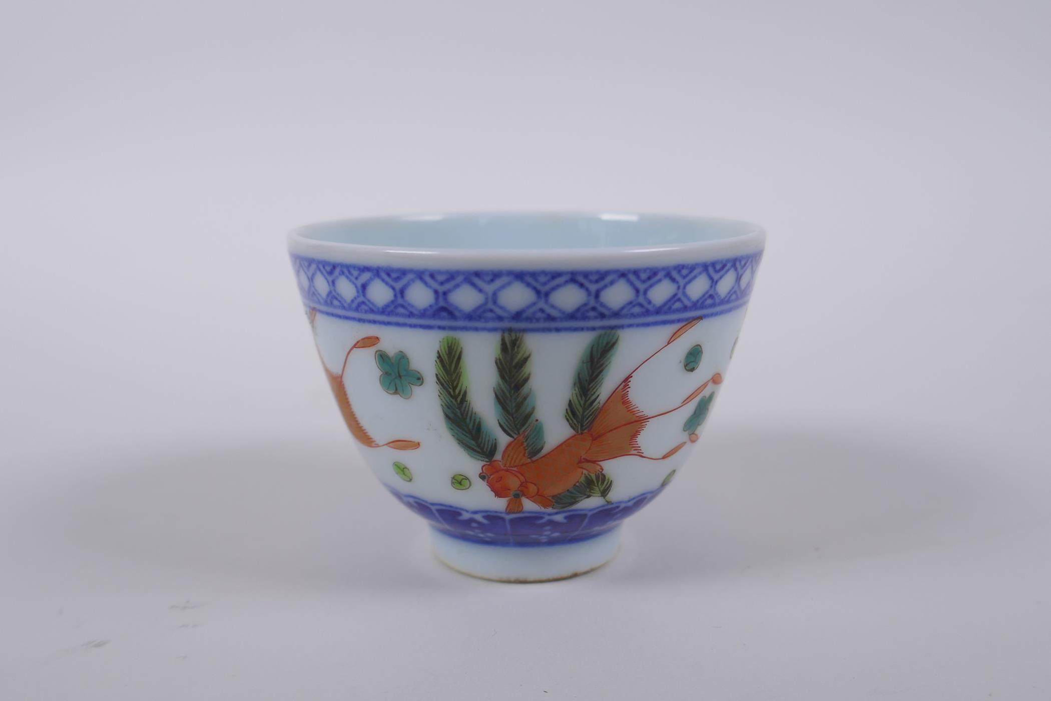 A blue and white porcelain tea bowl with iron red goldfish decoration, Chinese Dao Guang seal mark - Image 3 of 5