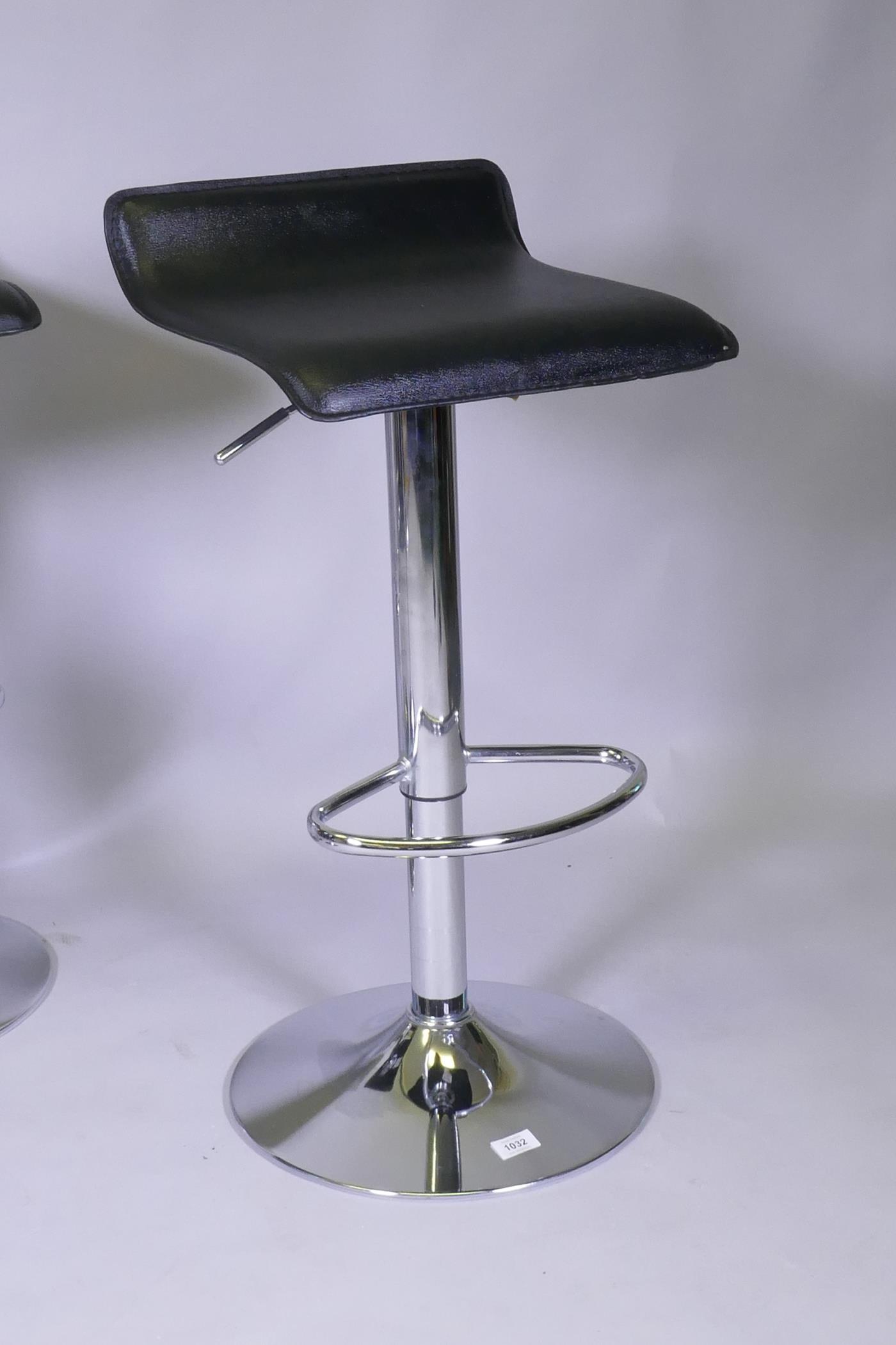 A set of four contemporary chromed metal and leatherette adjustable bar stools - Image 2 of 2