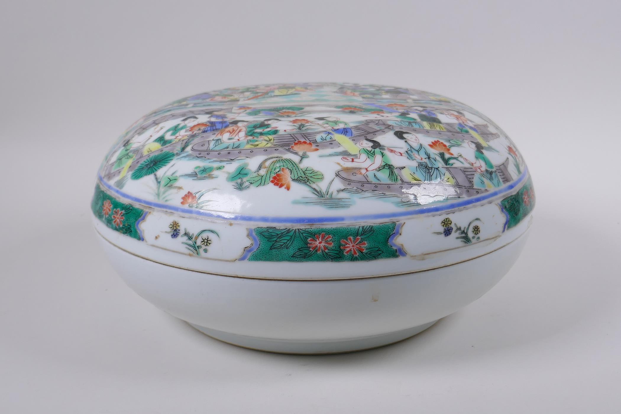 A late C19th/early C20th famille verte porcelain box and cover decorated with figures in a temple - Image 2 of 5