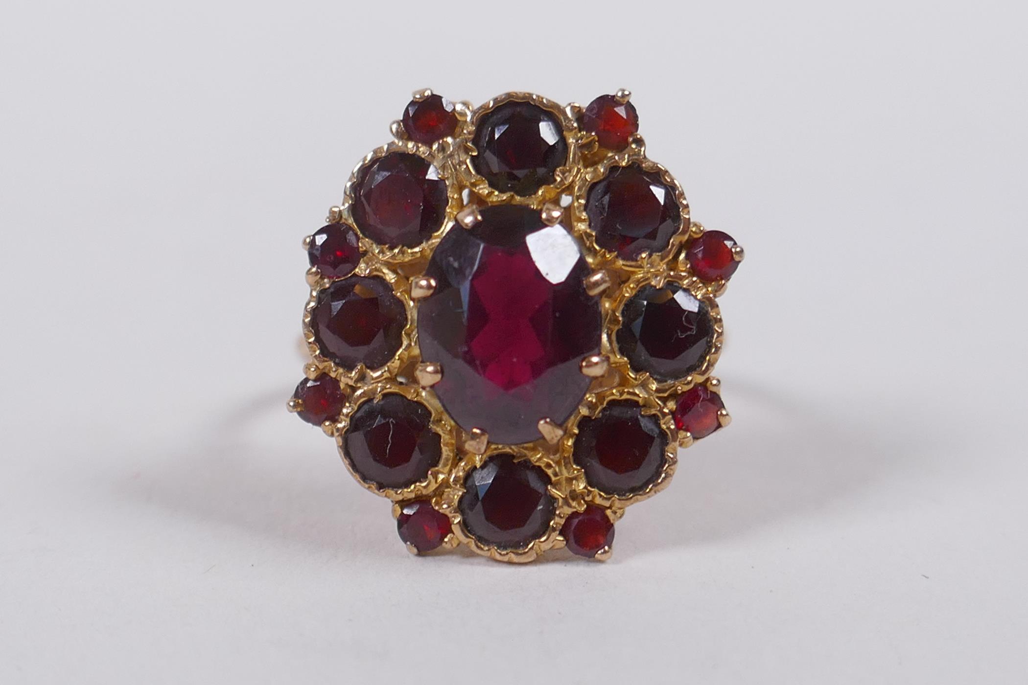 A 9ct yellow gold and garnet dress ring, size N/O - Image 2 of 5