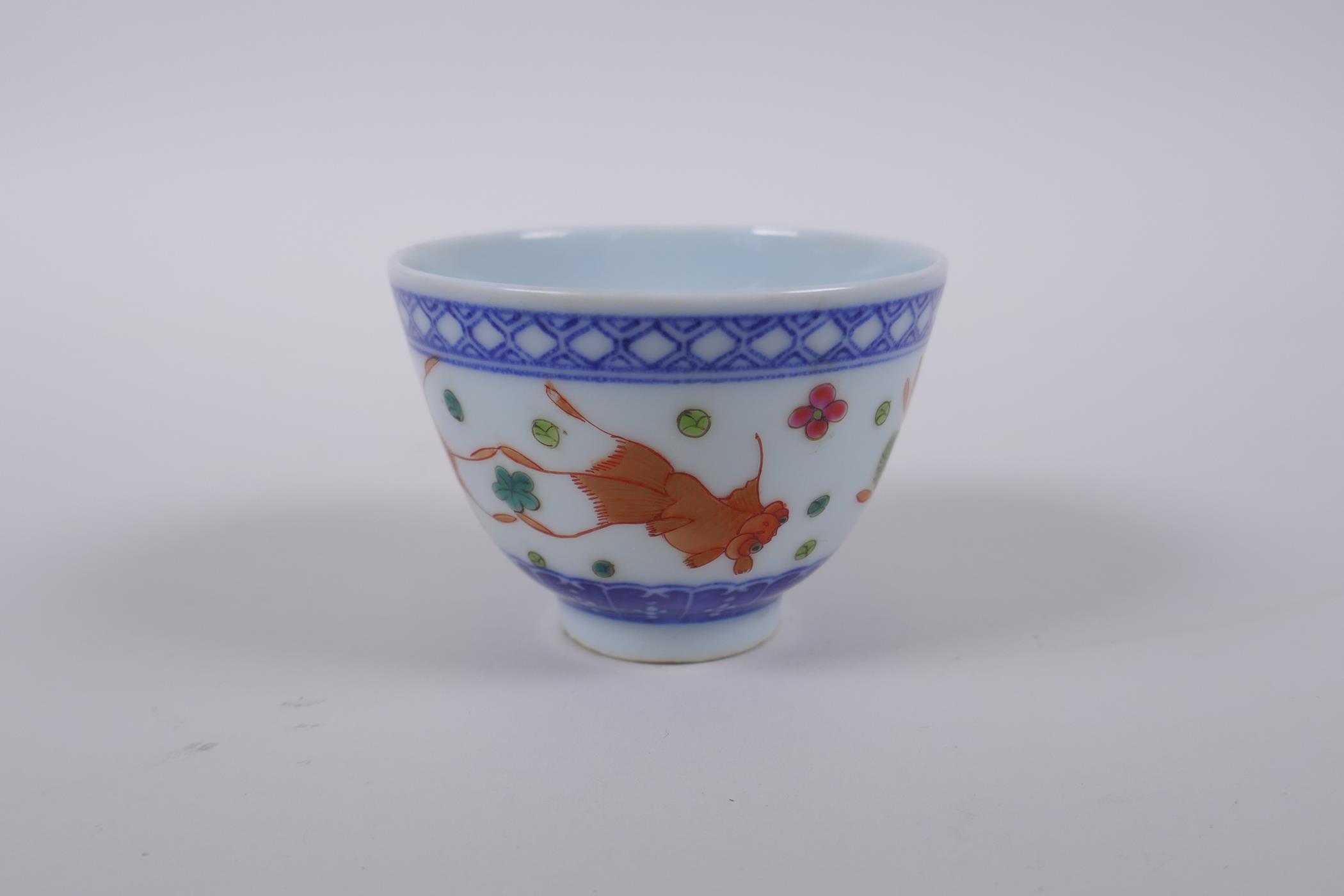 A blue and white porcelain tea bowl with iron red goldfish decoration, Chinese Dao Guang seal mark - Image 4 of 5