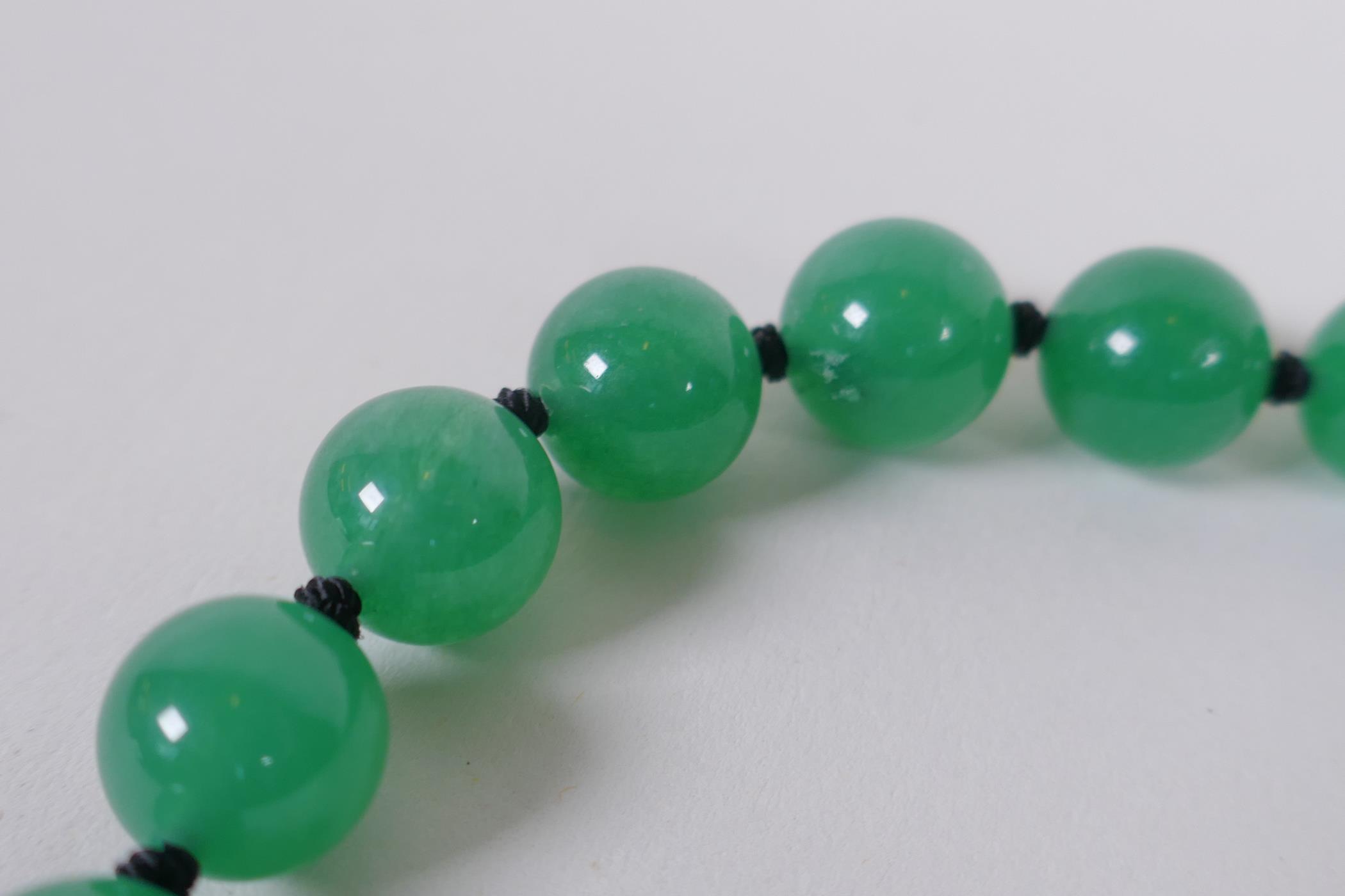 A green hardstone bead necklace, 68cm long - Image 4 of 4