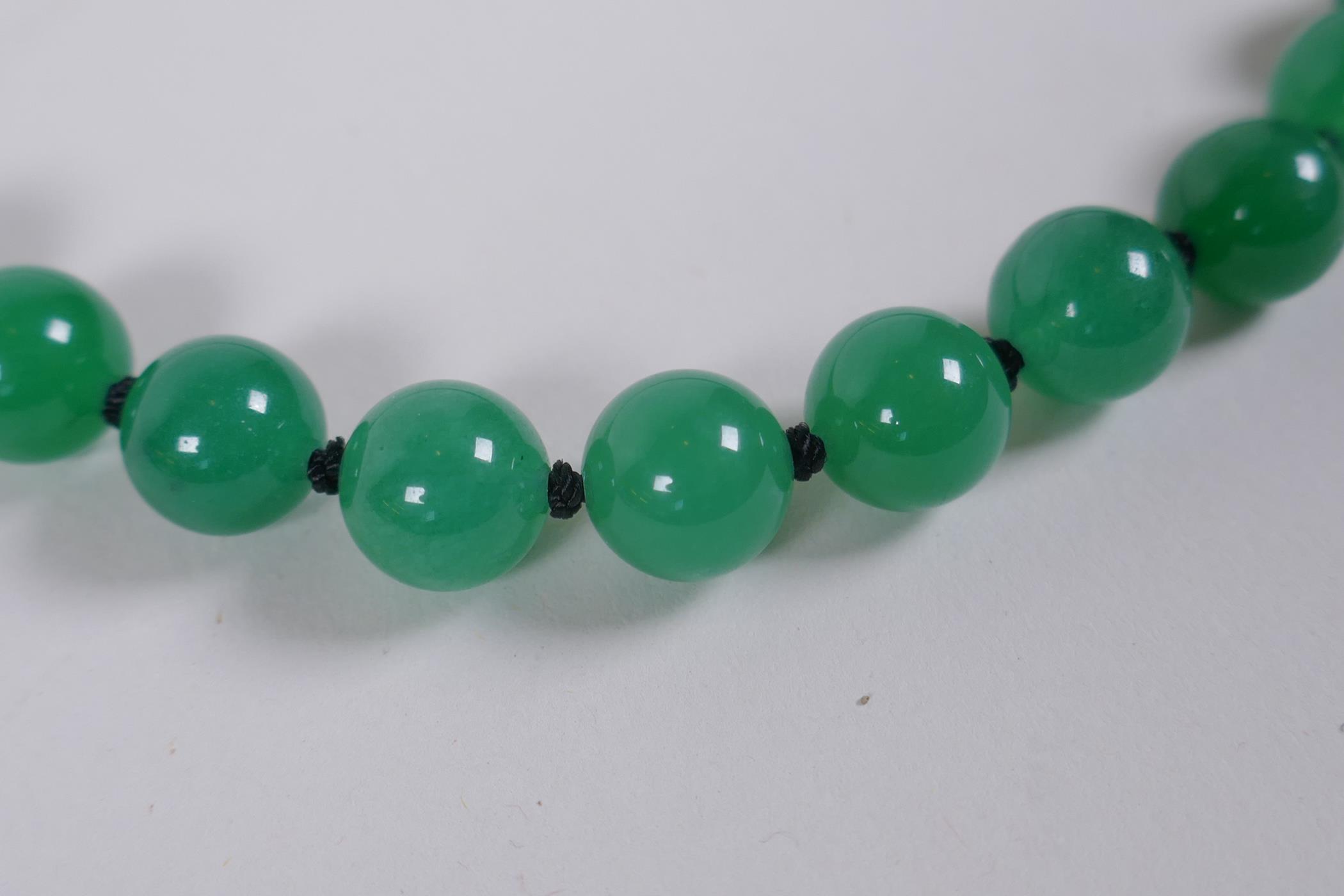 A green hardstone bead necklace, 68cm long - Image 2 of 4