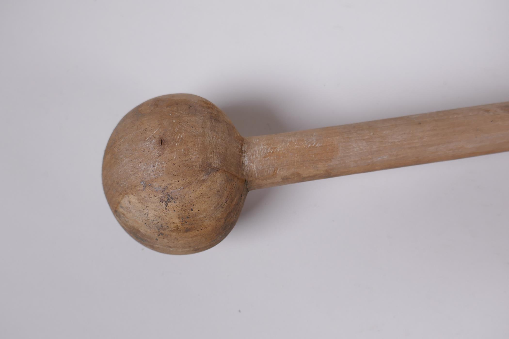 A late C19th/early C20th African Zulu knobkerrie club, 77cm long - Image 3 of 3