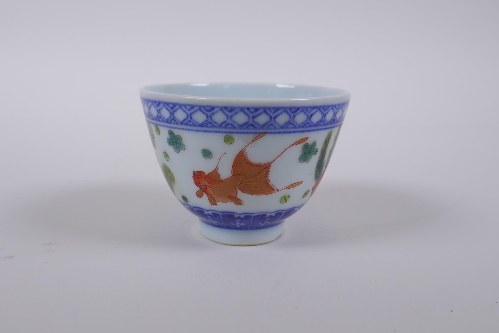 A blue and white porcelain tea bowl with iron red goldfish decoration, Chinese Dao Guang seal mark - Image 2 of 5