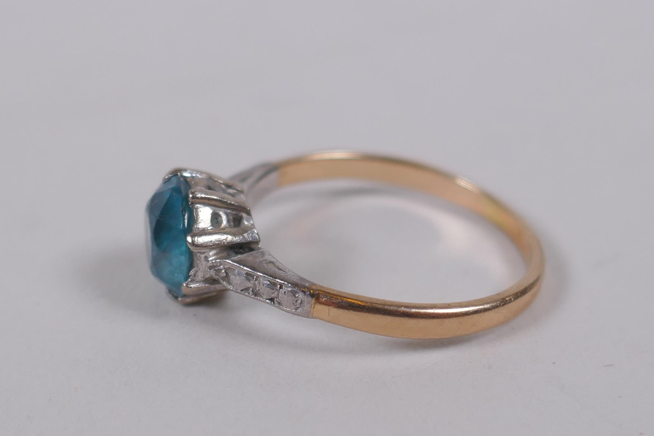 A yellow and white (unmarked) gold ring set with a blue/green stone (tests as spinel), size M/N - Image 3 of 3