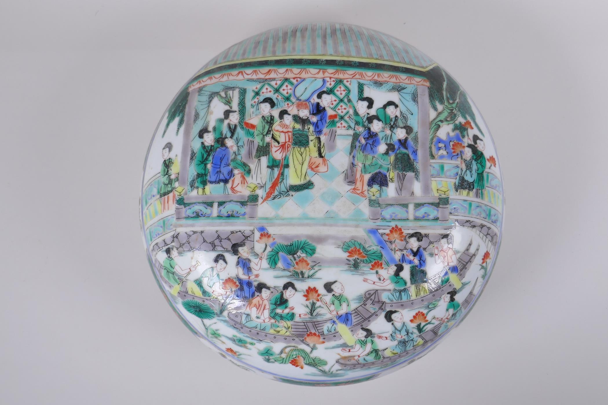 A late C19th/early C20th famille verte porcelain box and cover decorated with figures in a temple - Image 3 of 5