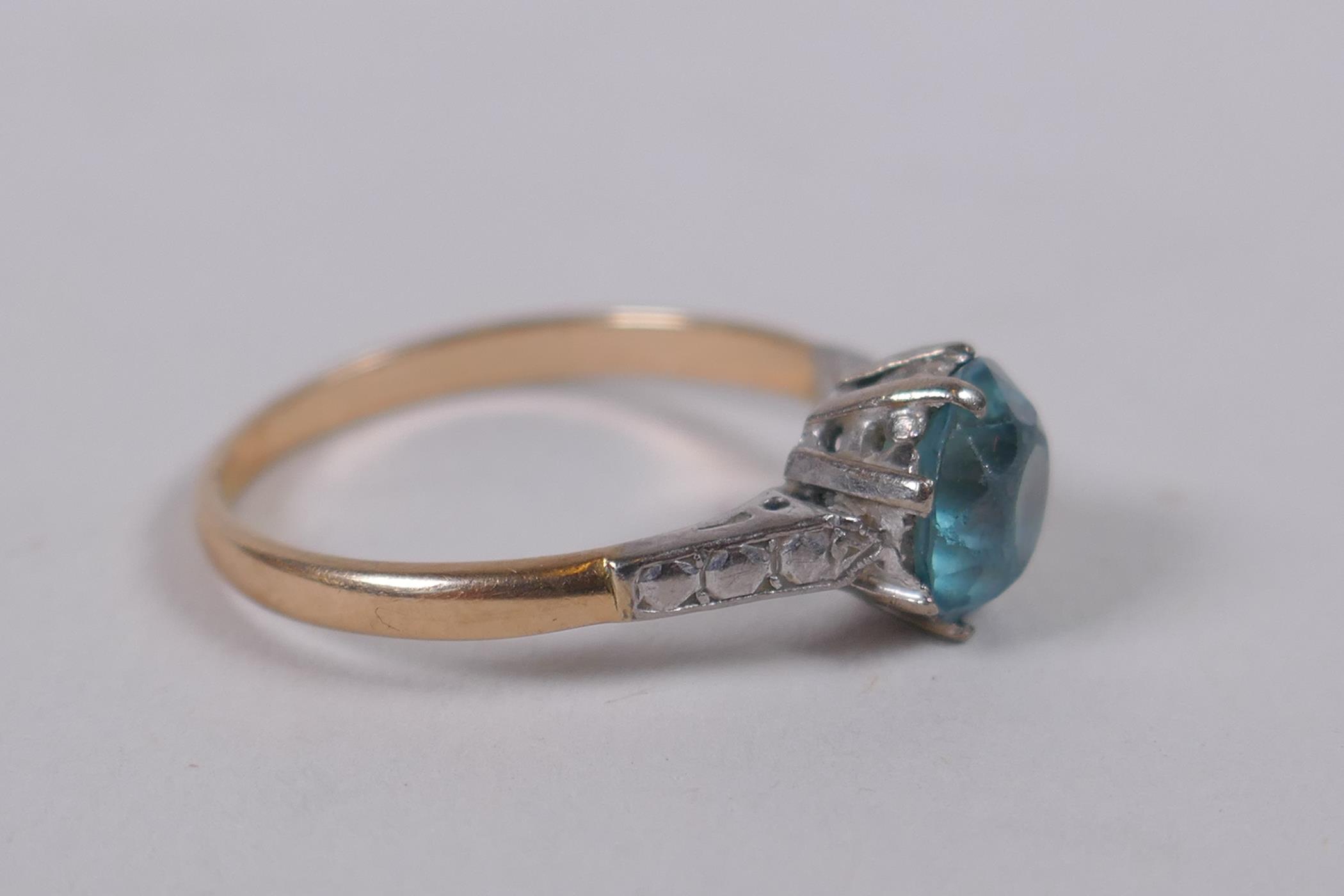 A yellow and white (unmarked) gold ring set with a blue/green stone (tests as spinel), size M/N - Image 2 of 3