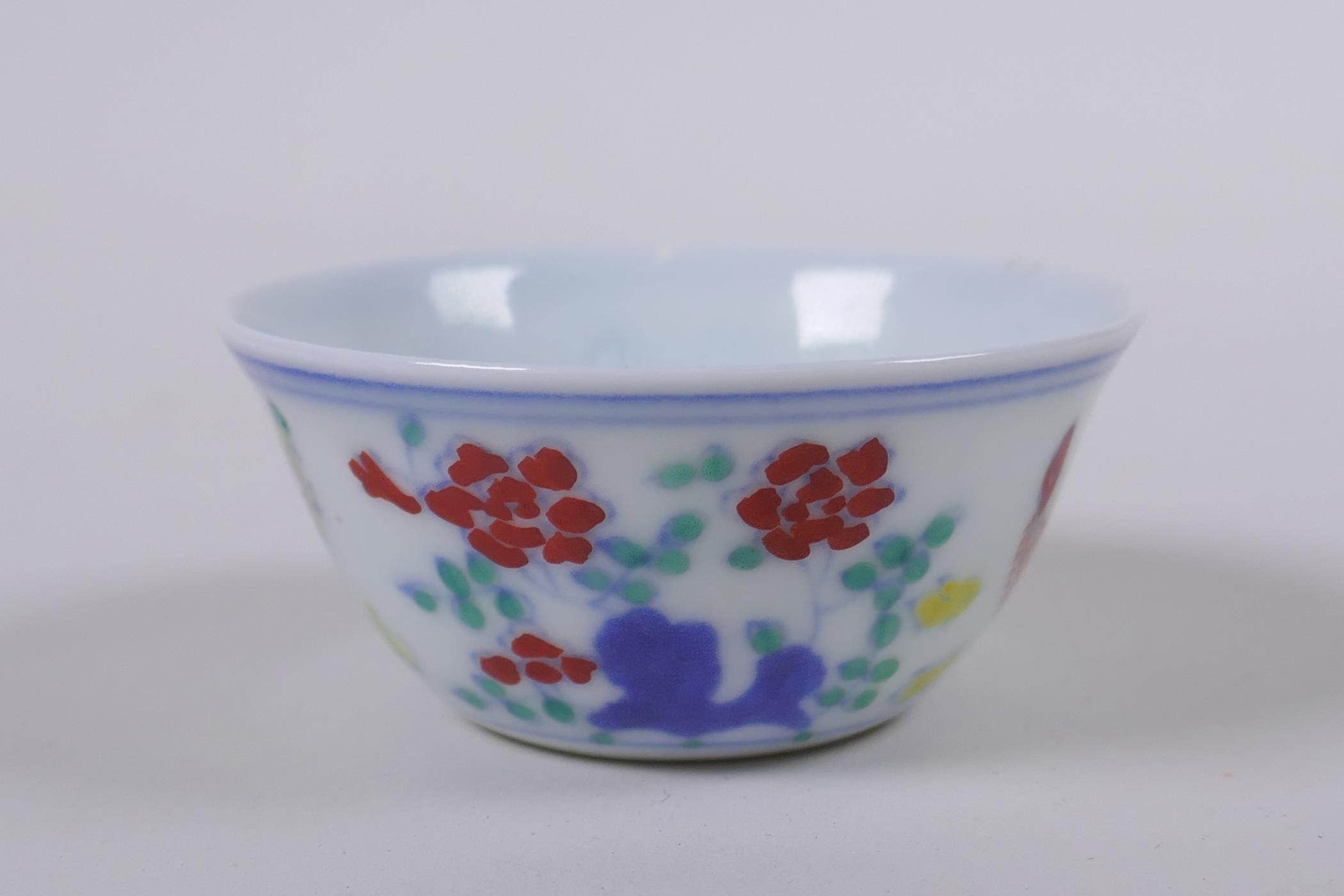 A Doucai porcelain tea bowl with chicken decoration, Chinese Chenghua 6 character mark to base, - Image 4 of 6